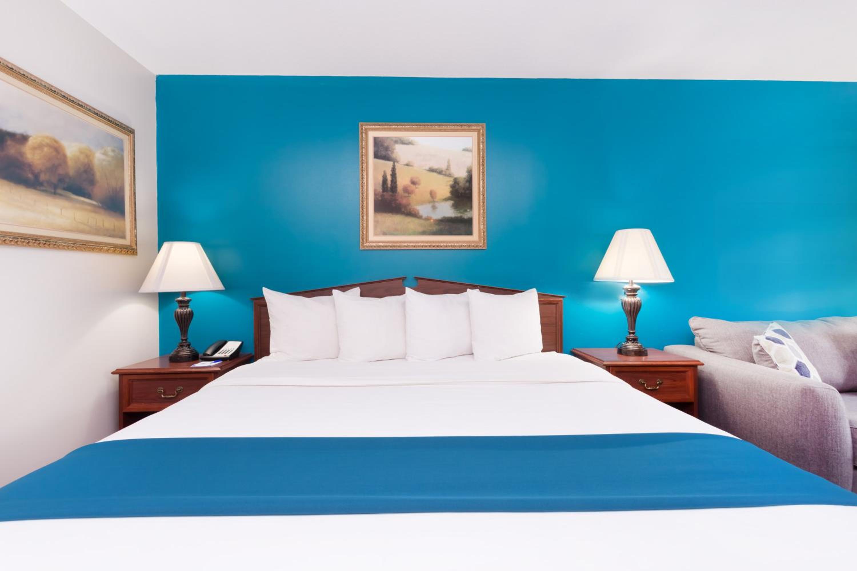 King Room - Non-Smoking - Photo 4