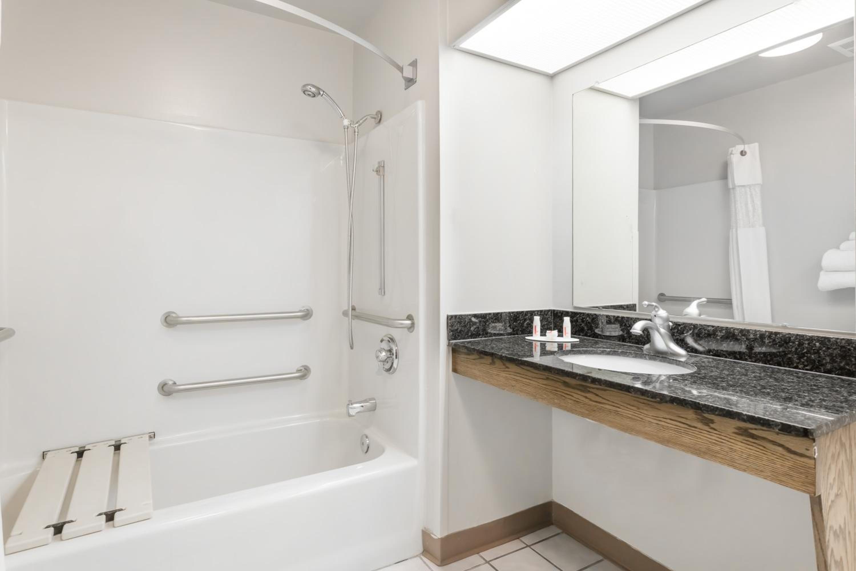 Deluxe Double Room with Two Double Beds - Disability Access - Non-Smoking - Photo 2