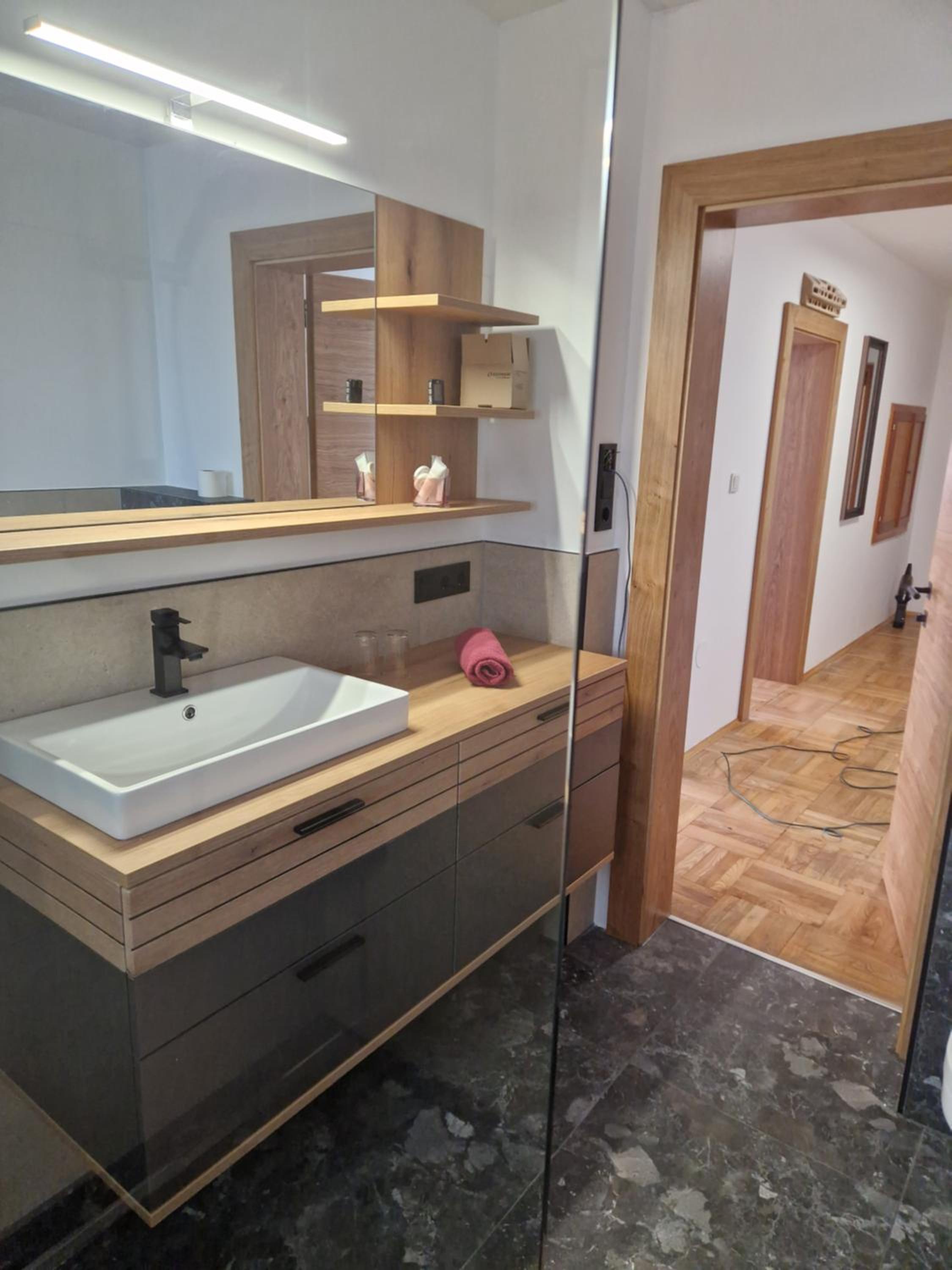 One-Bedroom Apartment with Balcony and Mountain View   photo 2