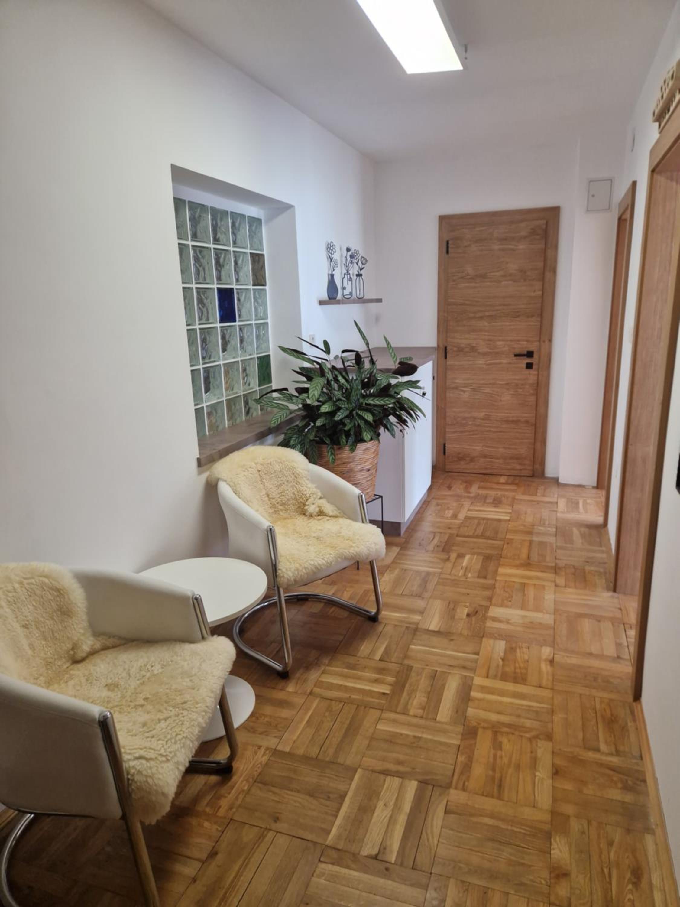 One-Bedroom Apartment with Balcony and Mountain View   photo 3