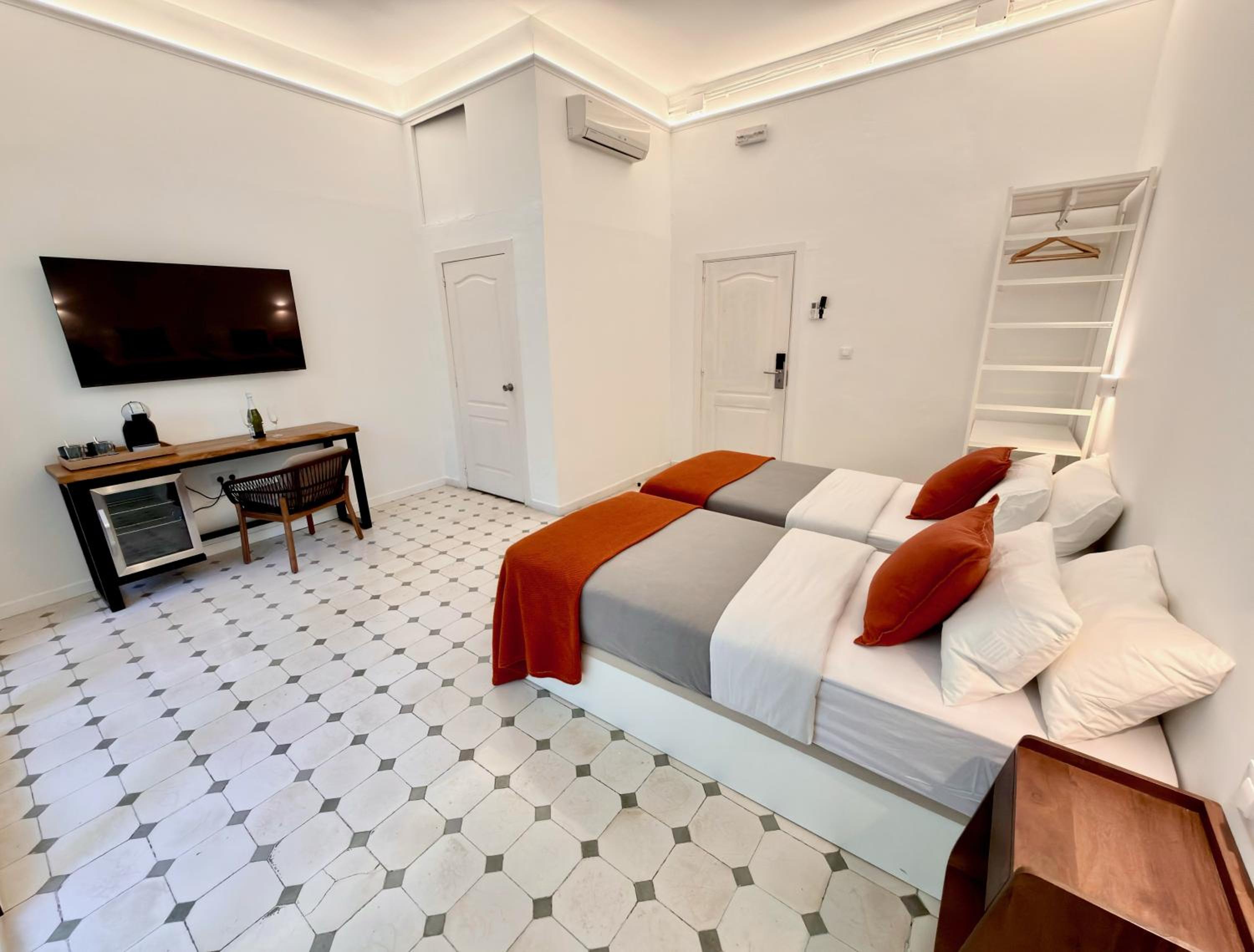 Large Double Room photo 3