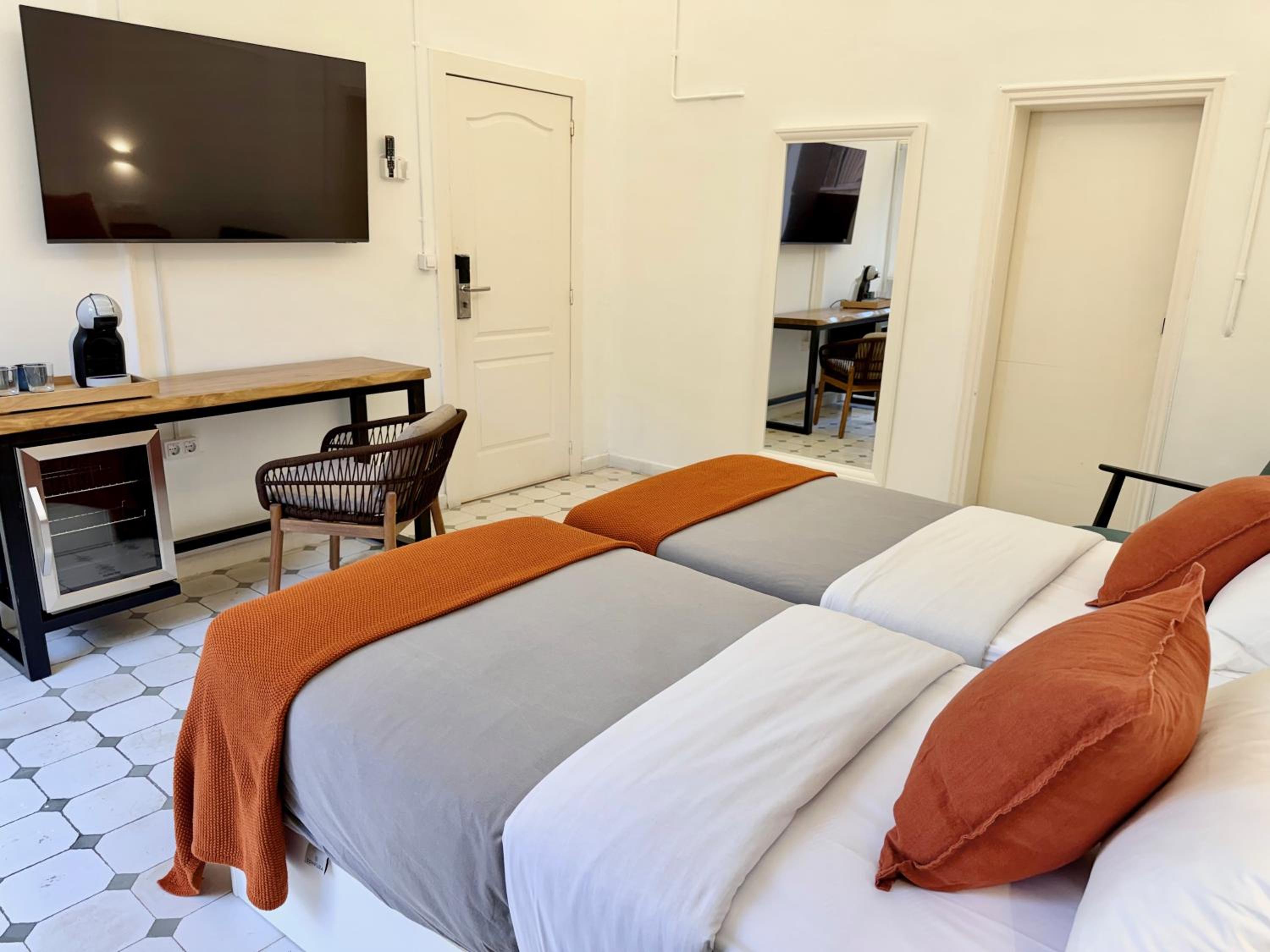 Queen Room with Balcony photo 2