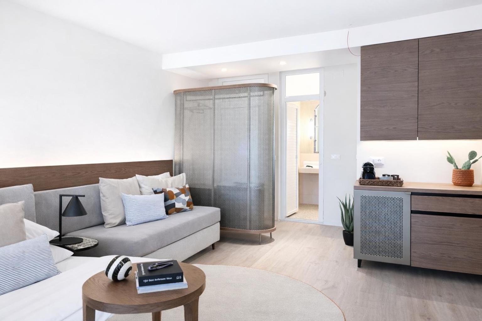 Deluxe Double Room with Balcony photo 3