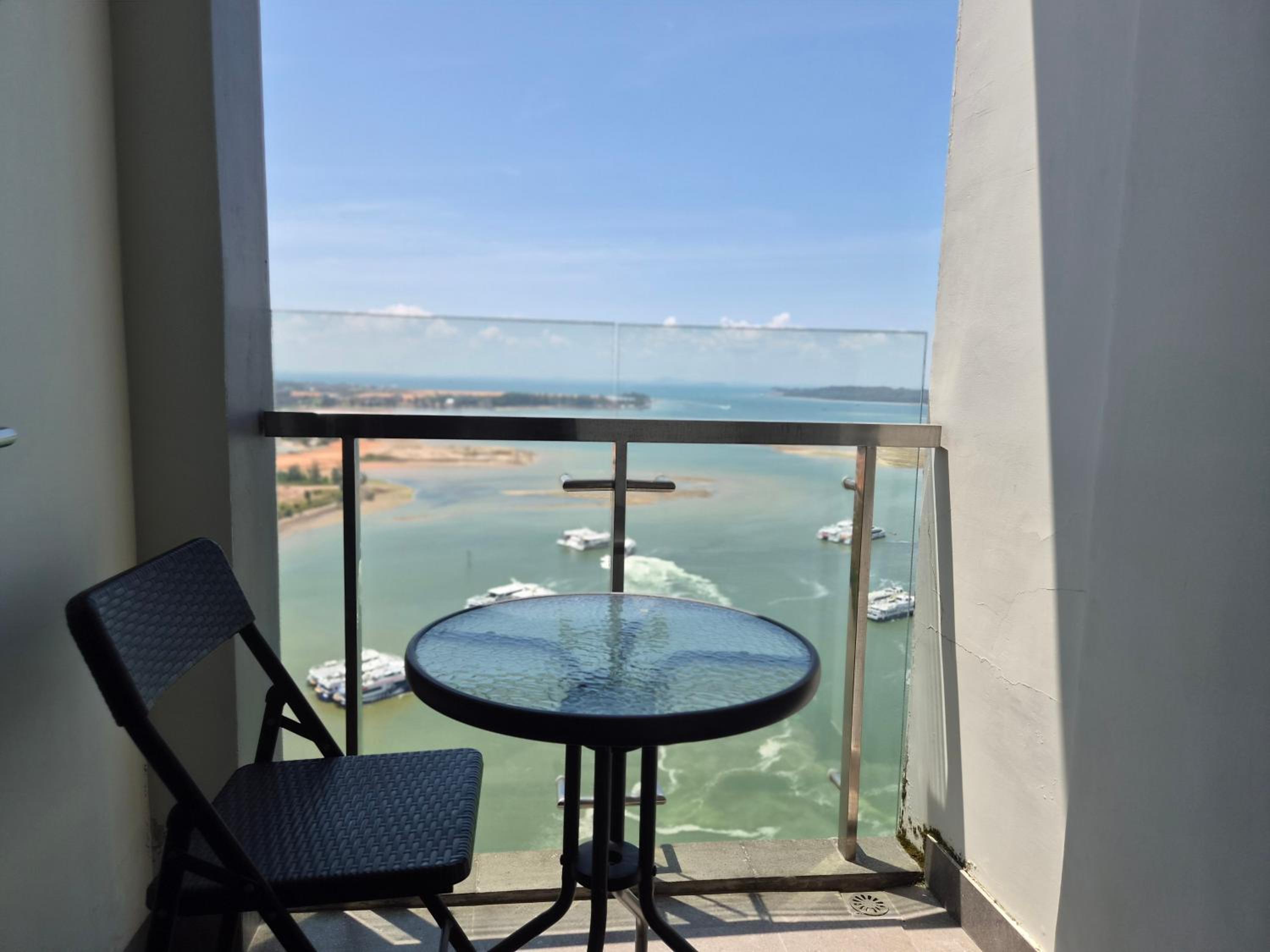 Two-Bedroom Apartment with Sea View - Photo 2