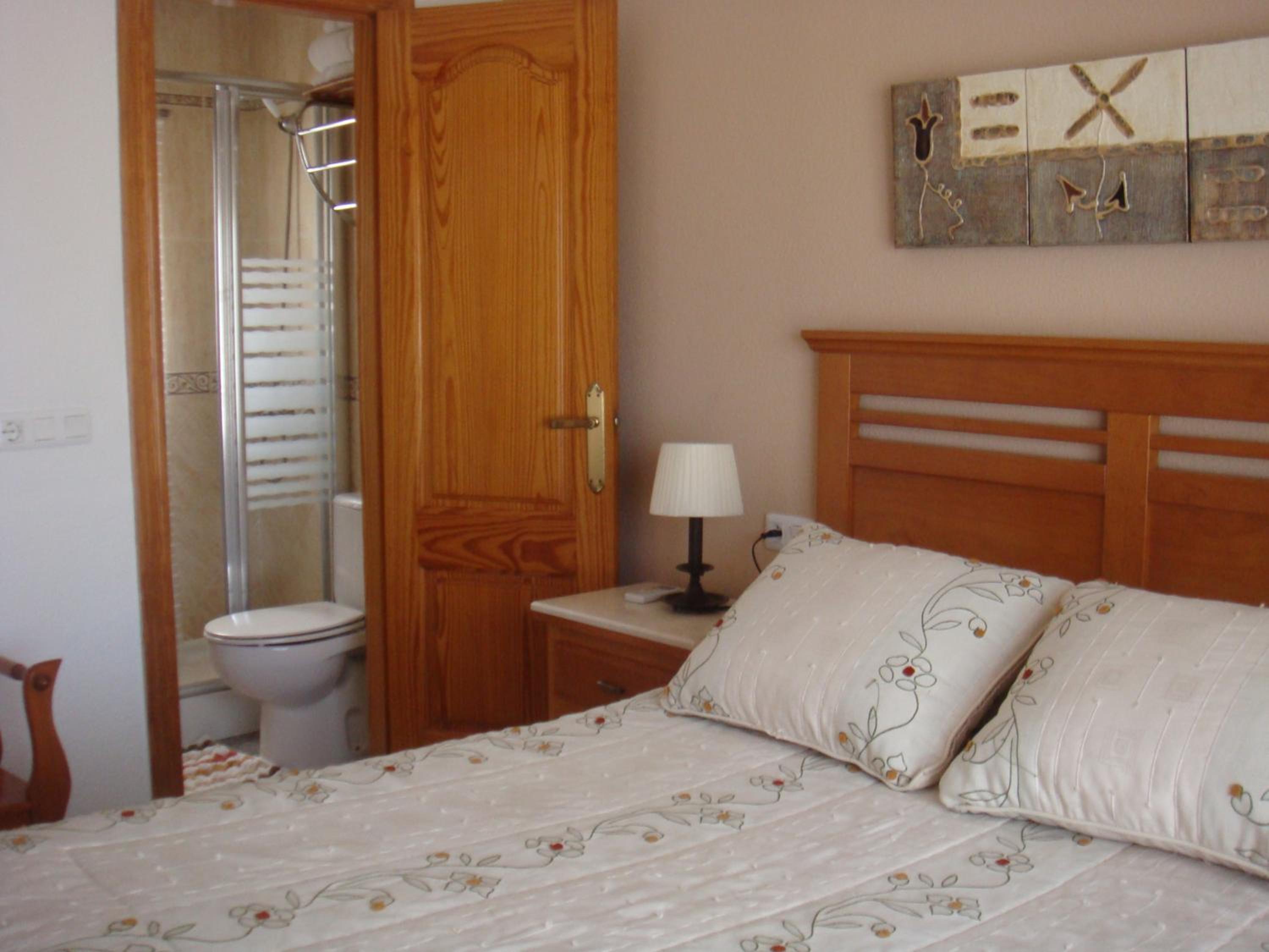 Double or Twin Room with Private Bathroom - Photo 9