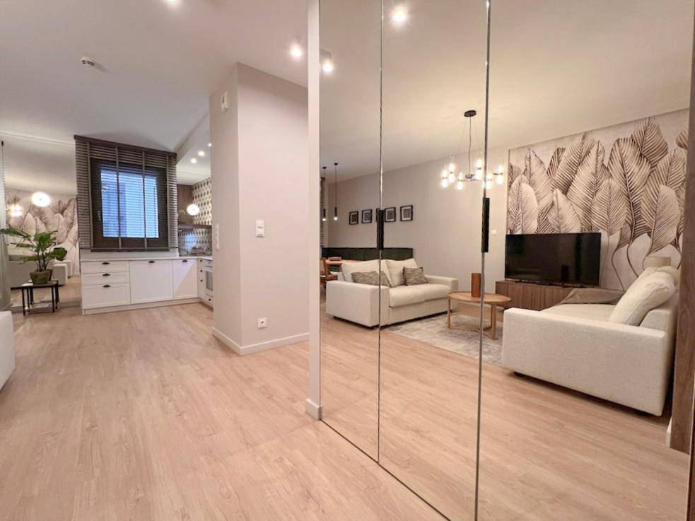 Deluxe One-Bedroom Apartment