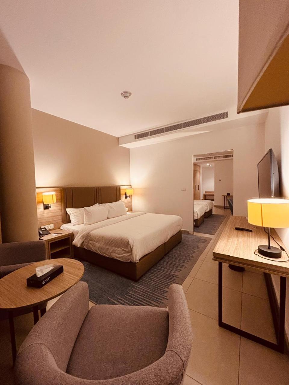 Family Suite - 1 King Bed 2 Single Beds - Photo 1
