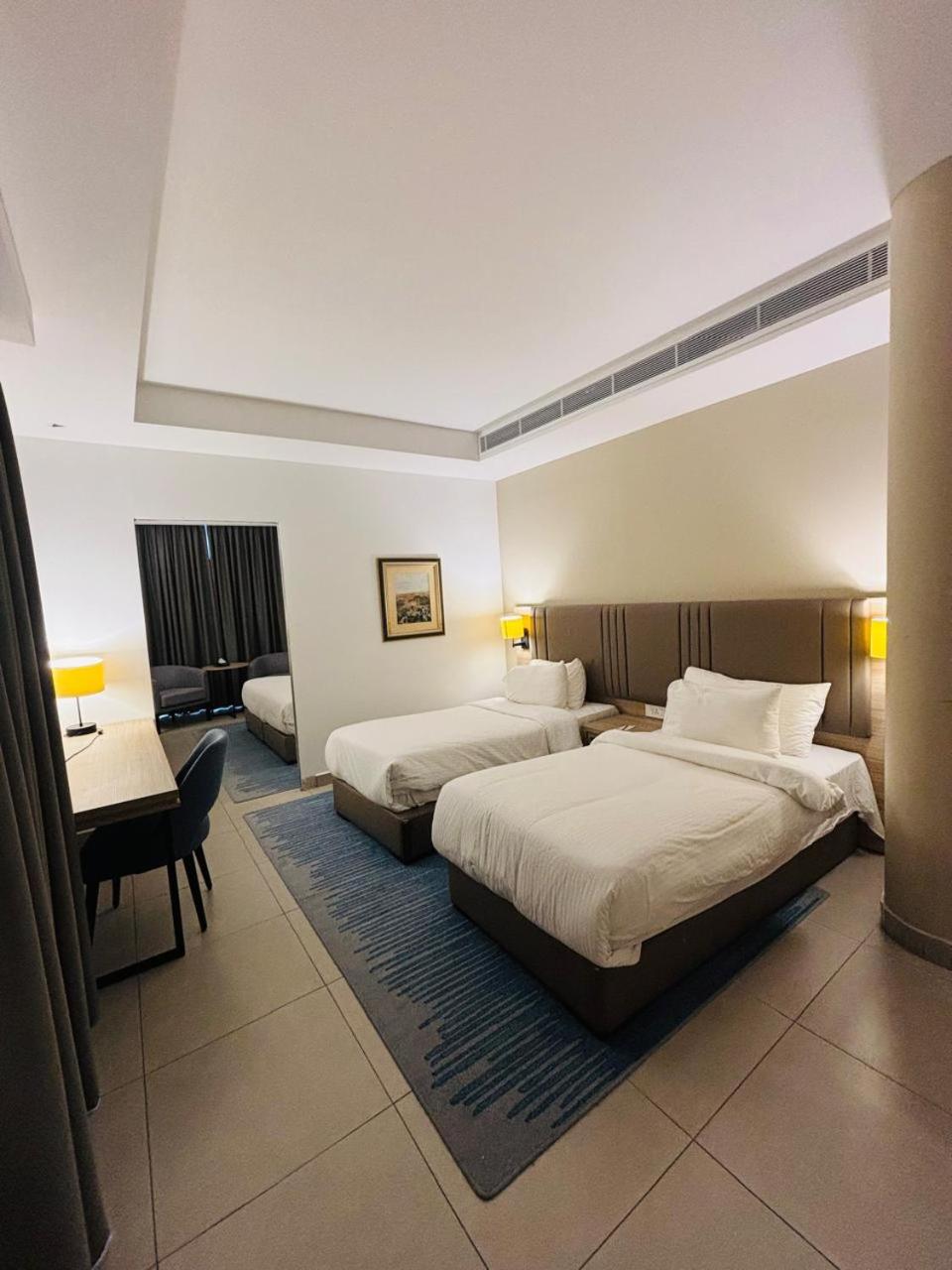 Family Suite - 1 King Bed 2 Single Beds - Photo 2