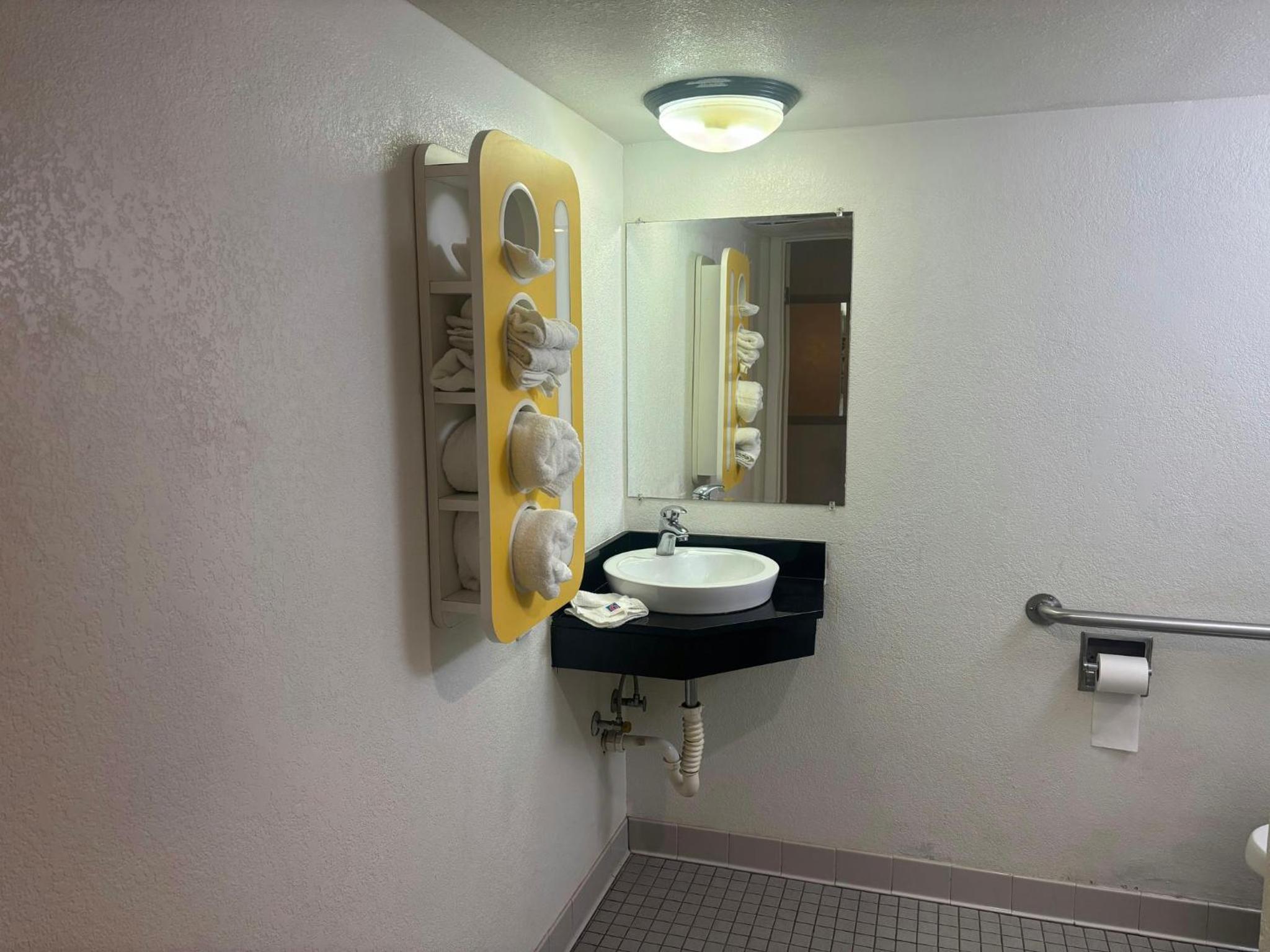 Deluxe Room with Two Double Beds Disability Access Roll-In Shower Non-Smoking photo 1