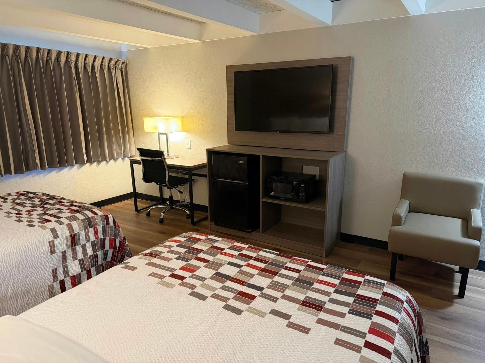 Deluxe Room with Two Double Beds Disability Access Roll-In Shower Non-Smoking photo 2