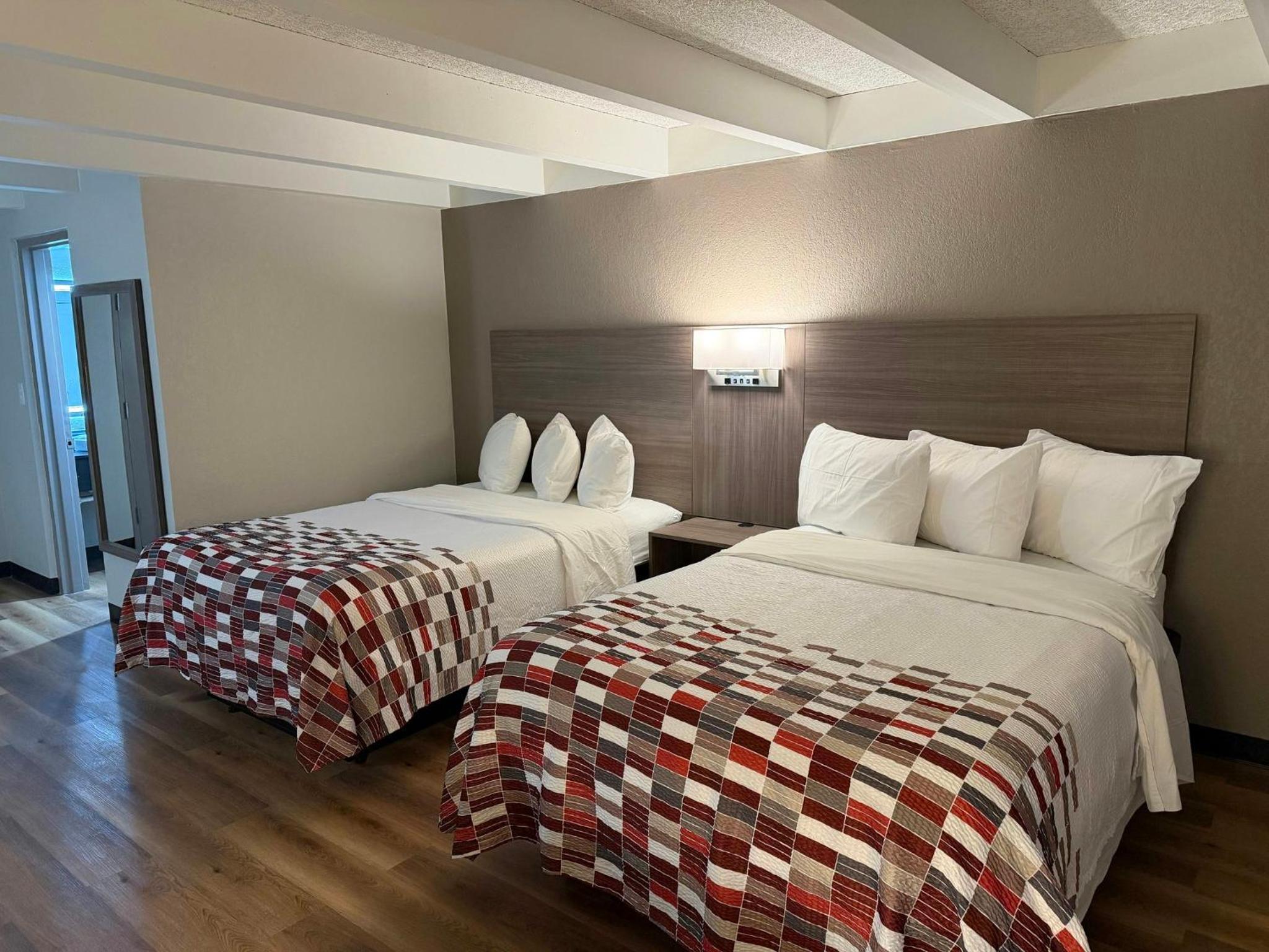 Deluxe Room with Two Double Beds Disability Access Roll-In Shower Non-Smoking photo 3