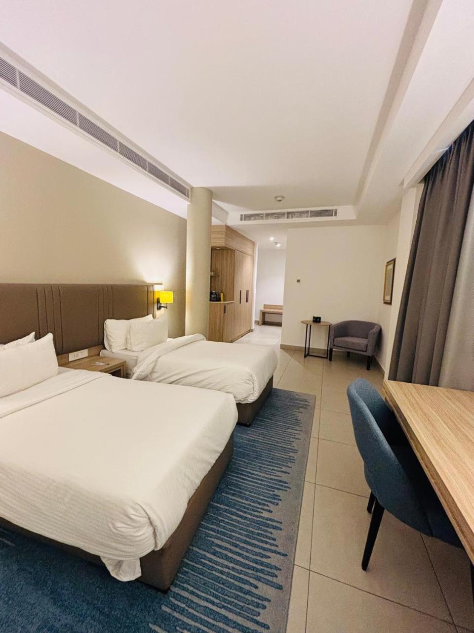 Family Suite - 1 King Bed 2 Single Beds - Photo 3