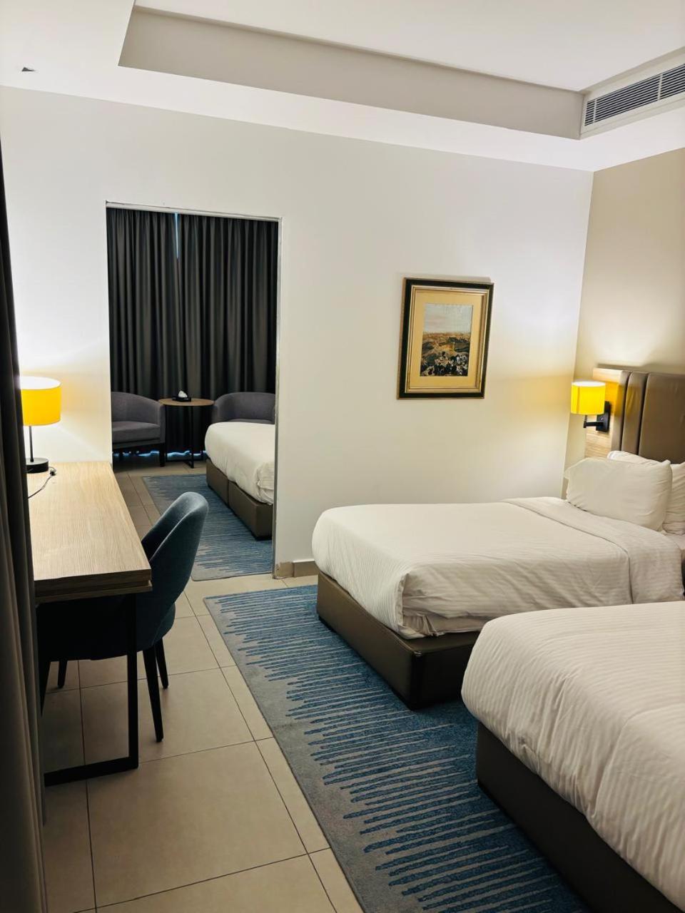Family Suite - 1 King Bed 2 Single Beds - Photo 4