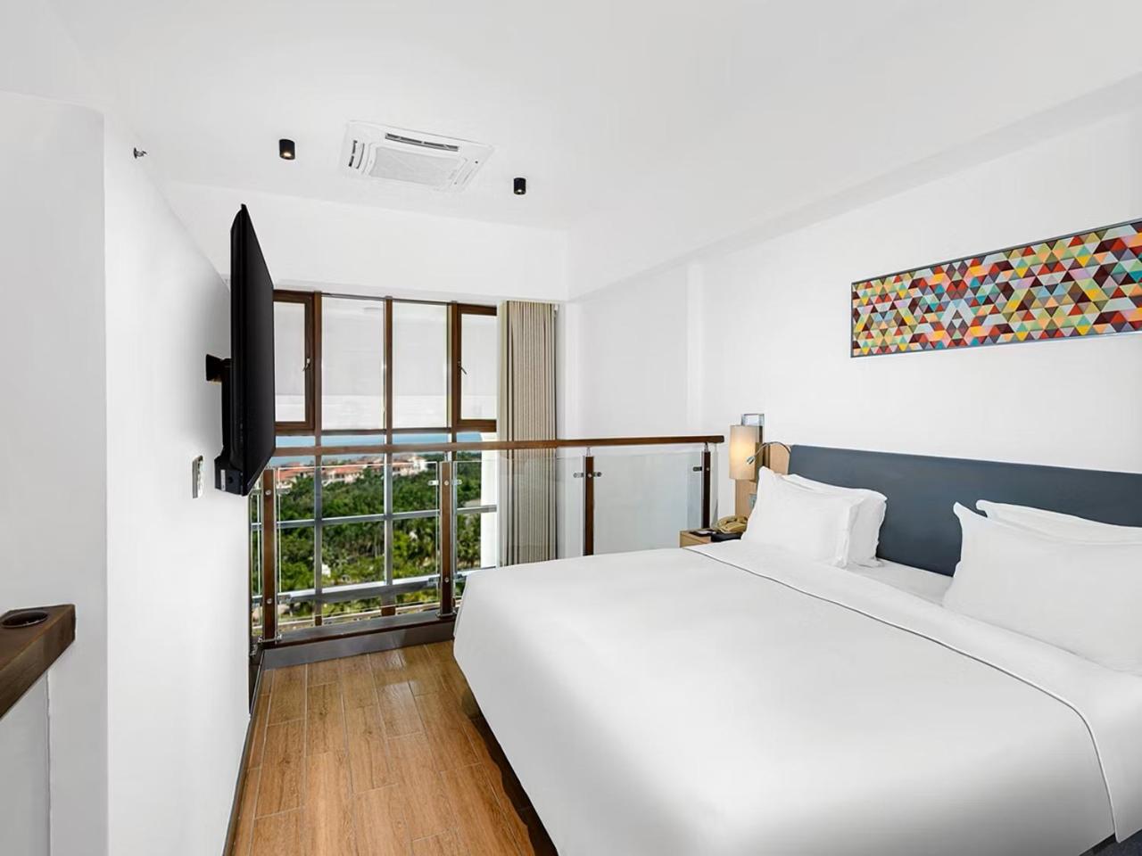 One-Bedroom Penthouse Suite with Sea View and Balcony