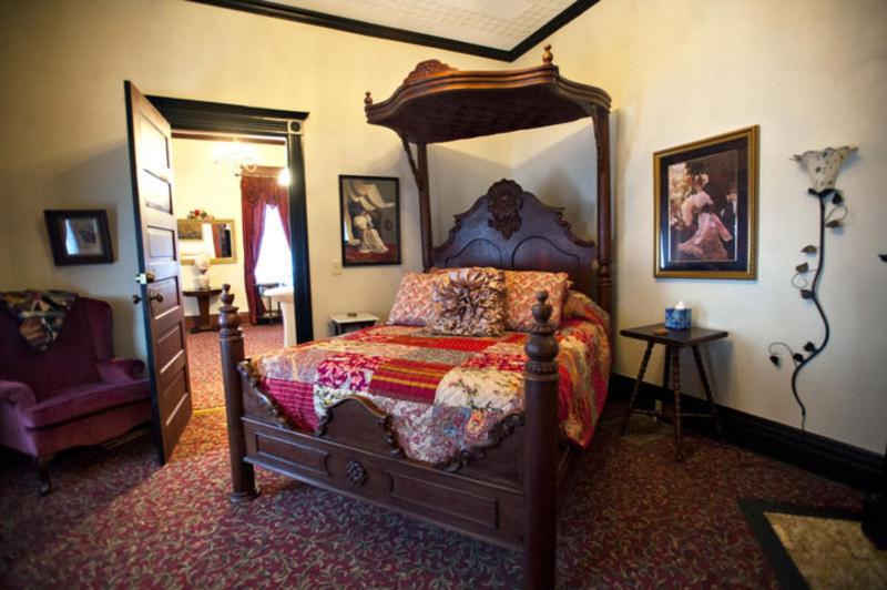 Deluxe Queen Suite