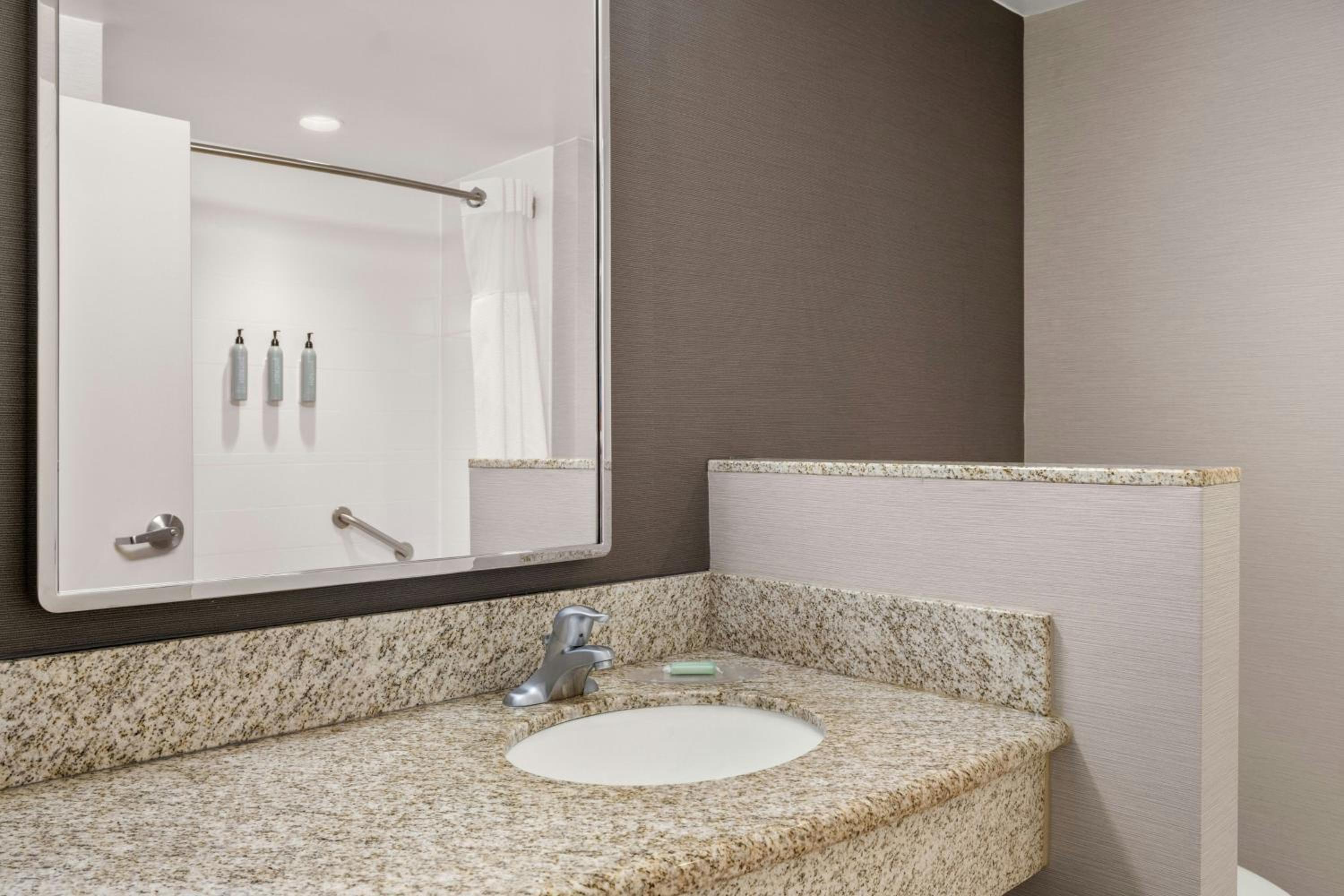 Queen Room with Two Queen Beds, Transfer Shower and Roll-In Shower - Mobility Access photo 3