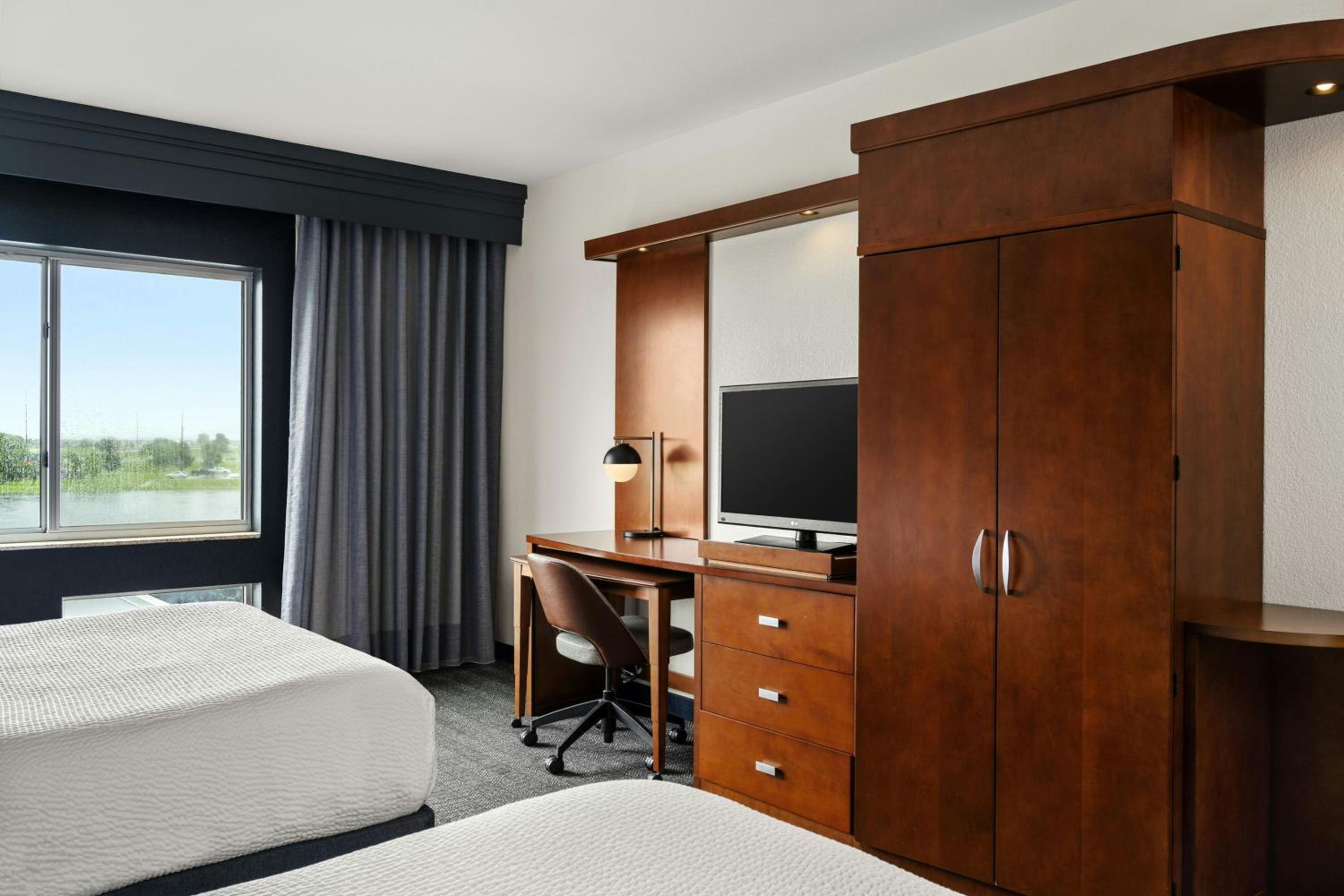Queen Room with Two Queen Beds, Transfer Shower and Roll-In Shower - Mobility Access photo 2