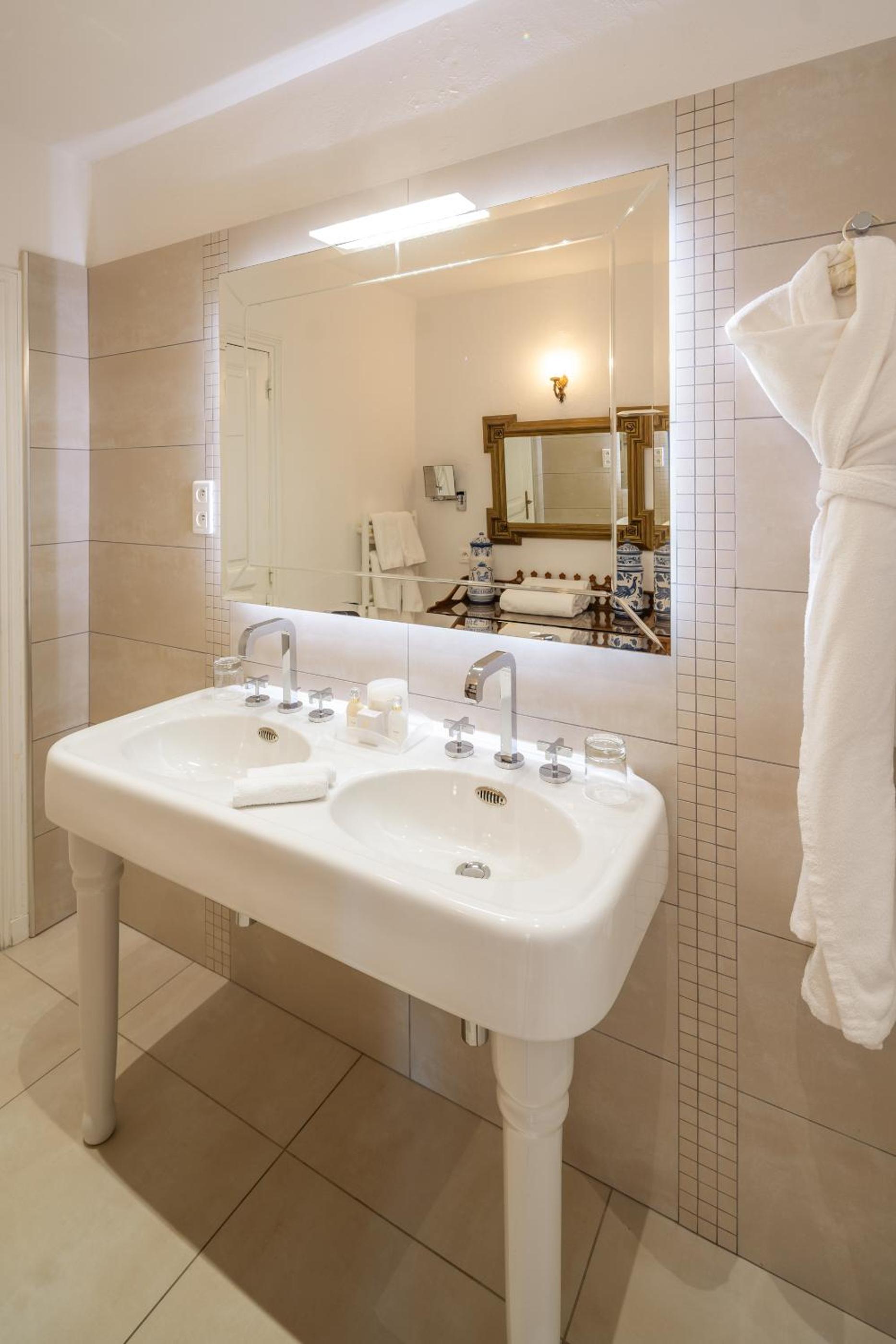 Double or Twin Room with Garden View photo 2