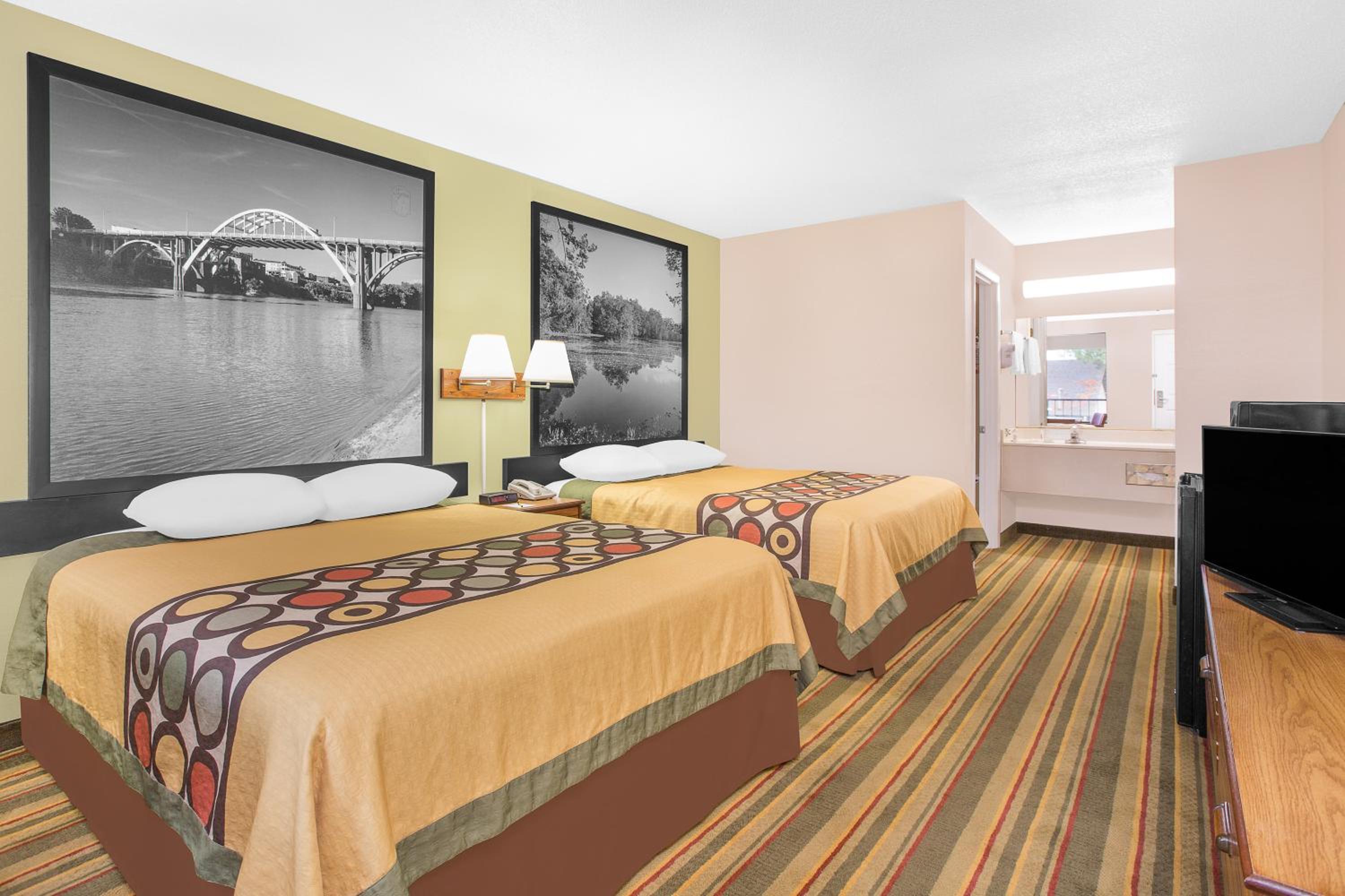 Queen Room with Two Queen Beds - Non-Smoking photo 2