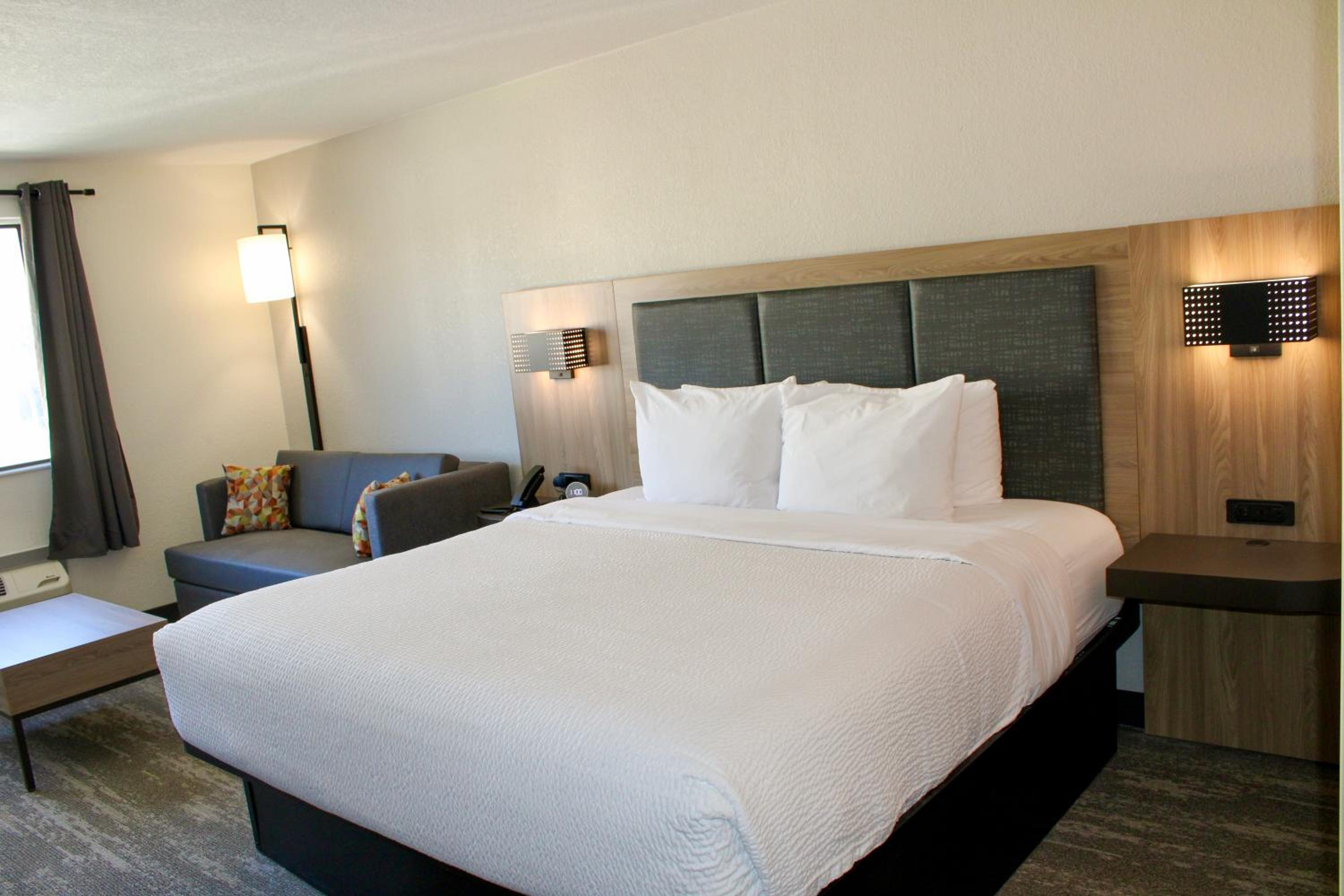 King Room with Tub - Disability Access/Non Smoking - Photo 2