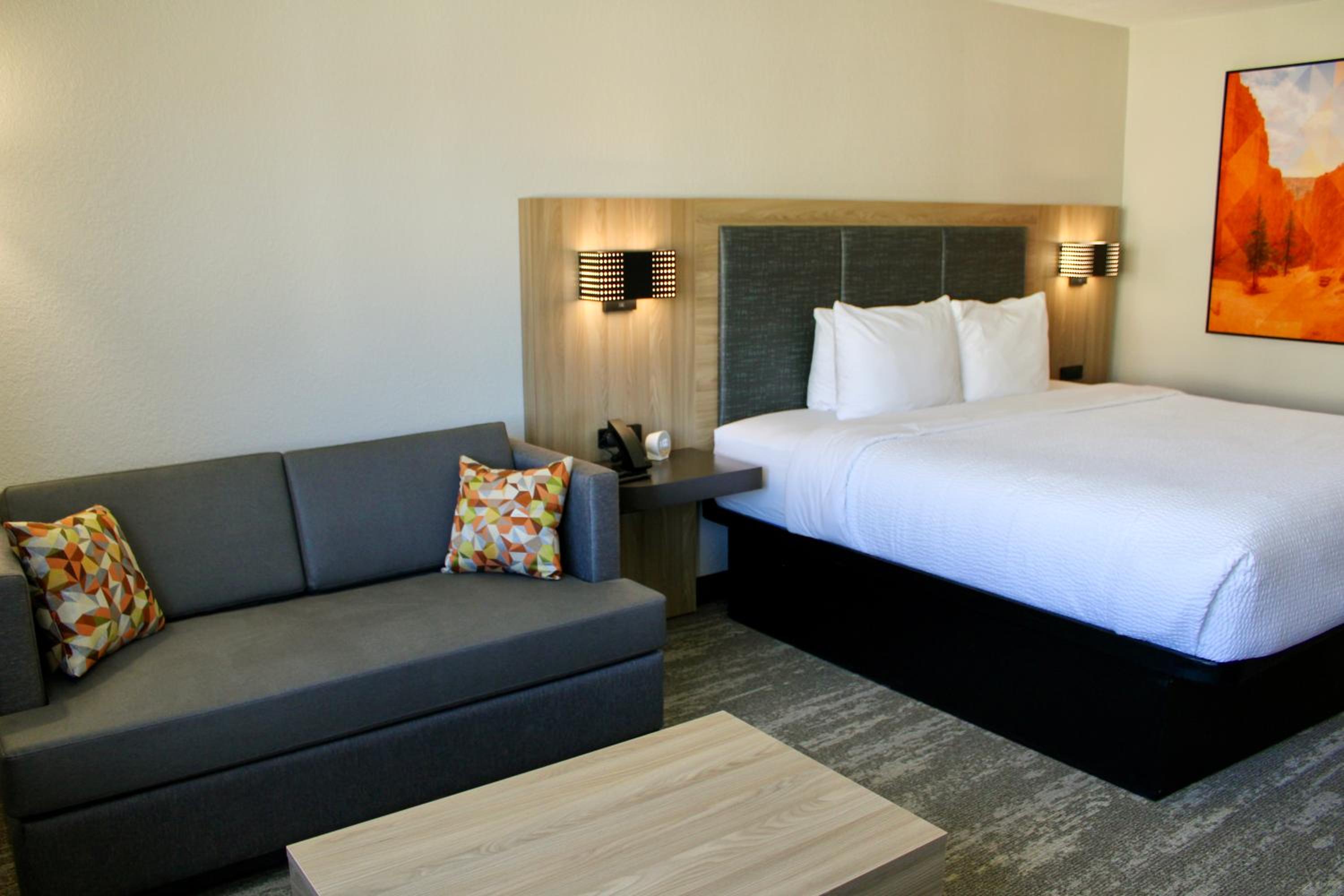 King Room with Tub - Disability Access/Non Smoking - Photo 3