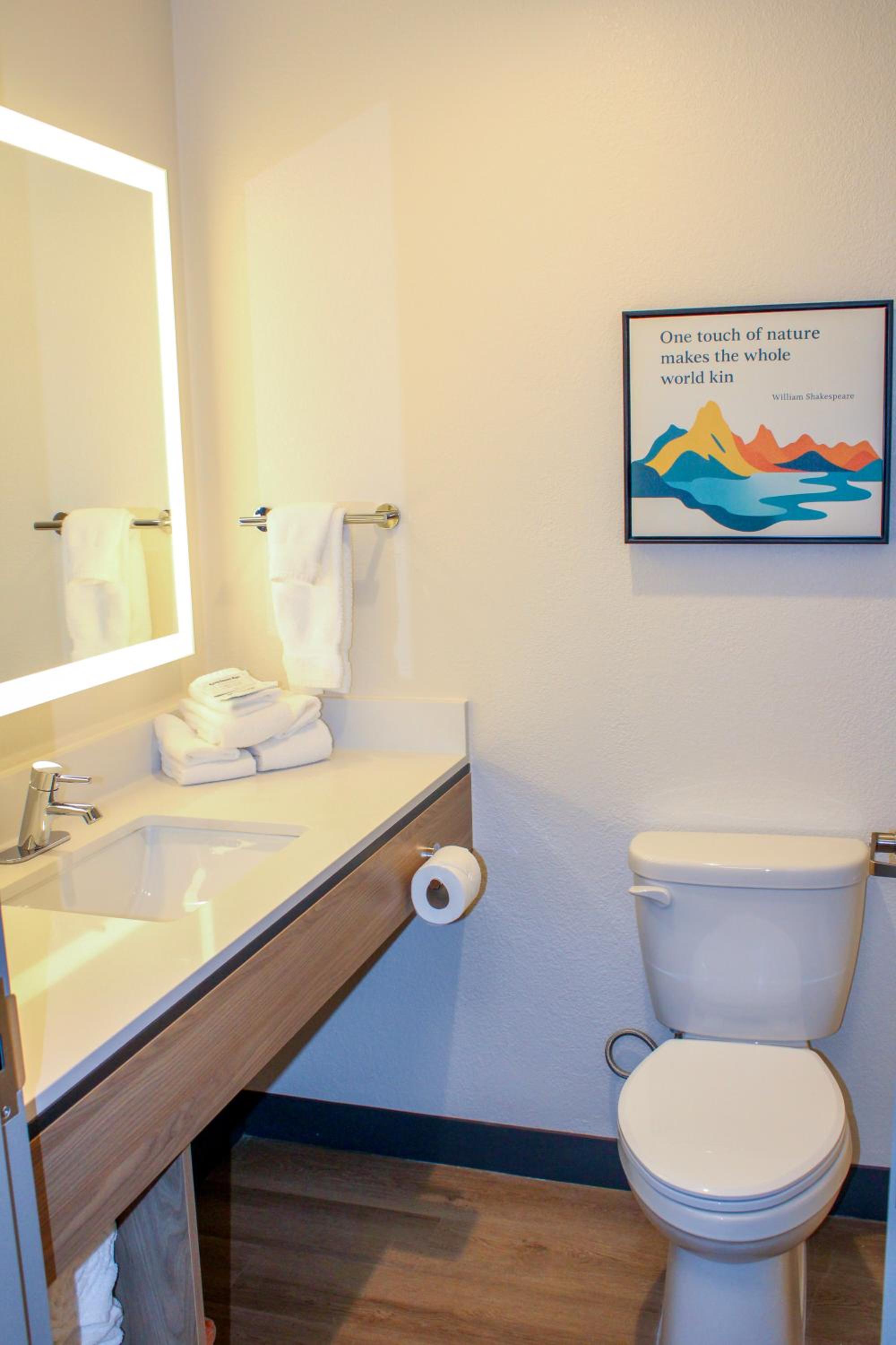 Quadruple Room with Two Queen Beds and Tub - Disability Access/Non Smoking/Pet Friendly - Photo 3