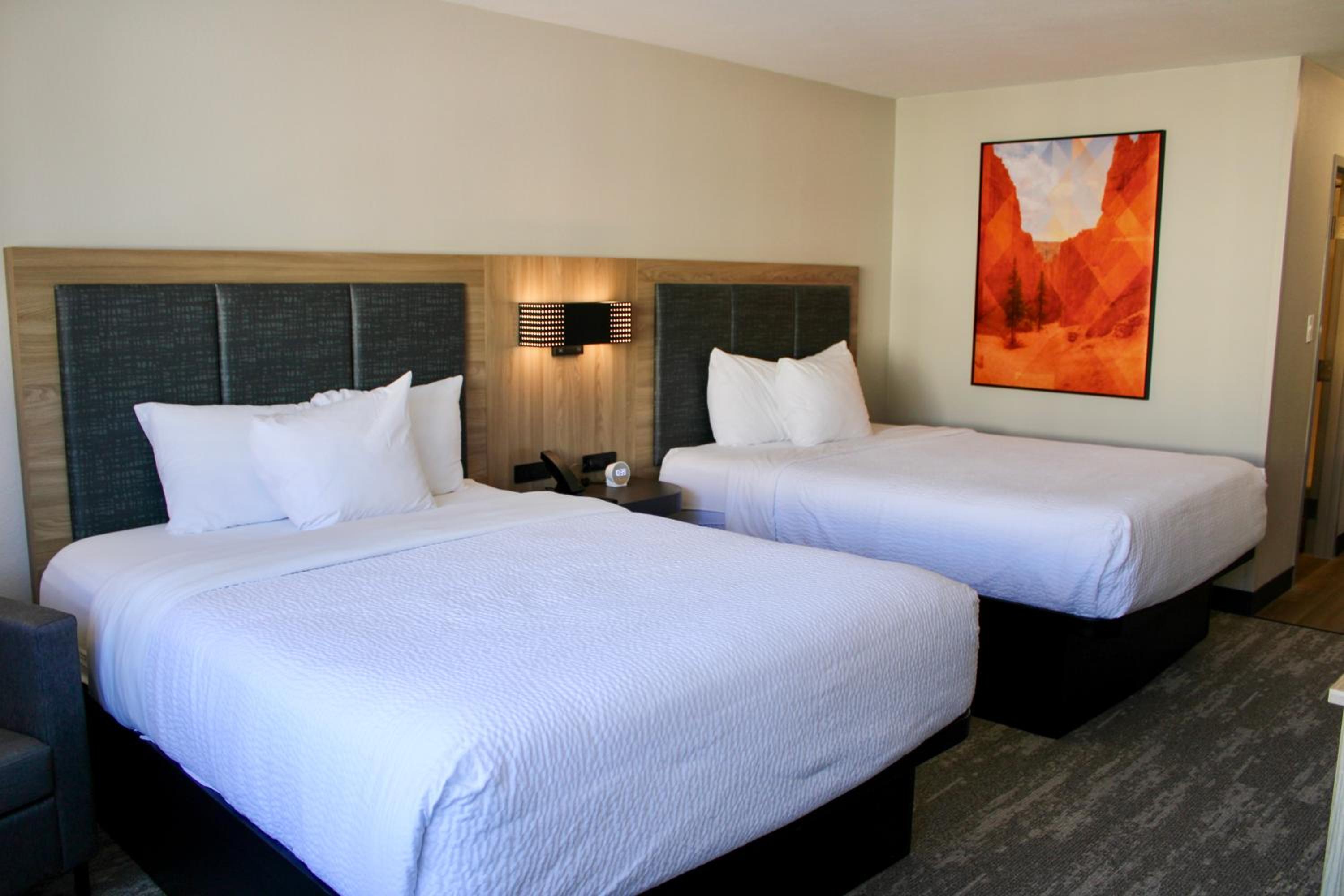 Quadruple Room with Two Queen Beds and Tub - Disability Access/Non Smoking/Pet Friendly - Photo 1