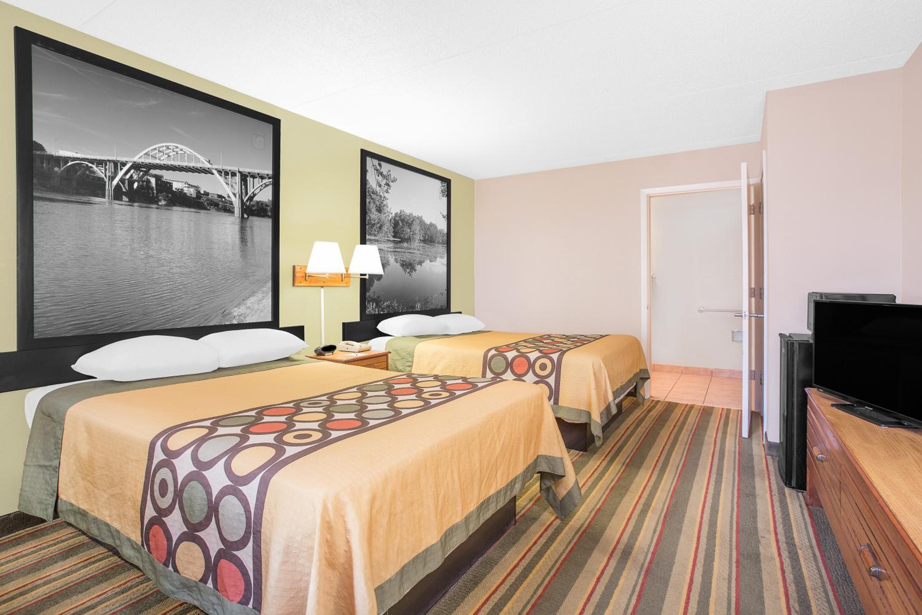 Queen Room with Two Queen Beds - Smoking photo 3