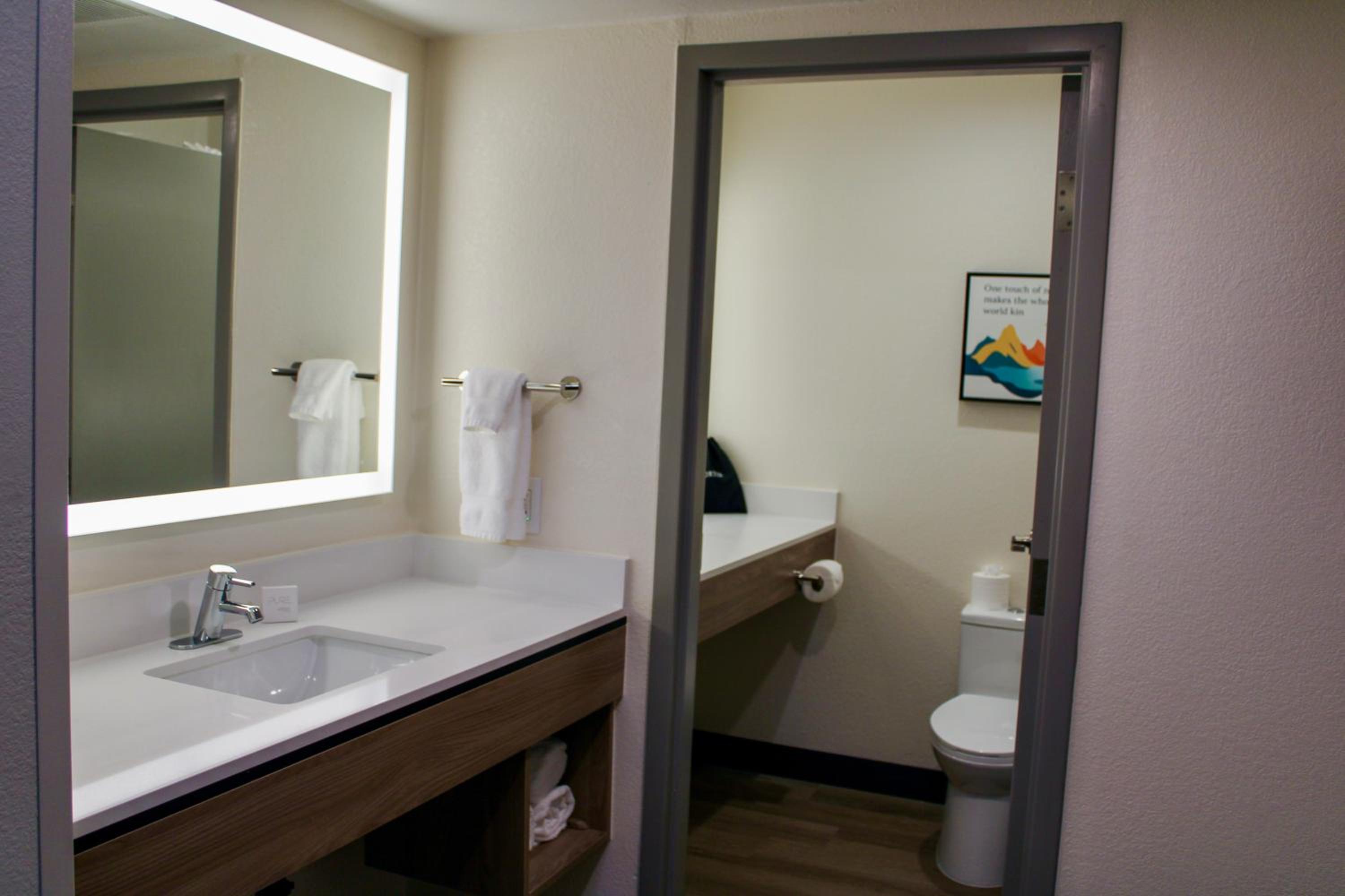 King Room with Tub - Disability Access/Non Smoking - Photo 4