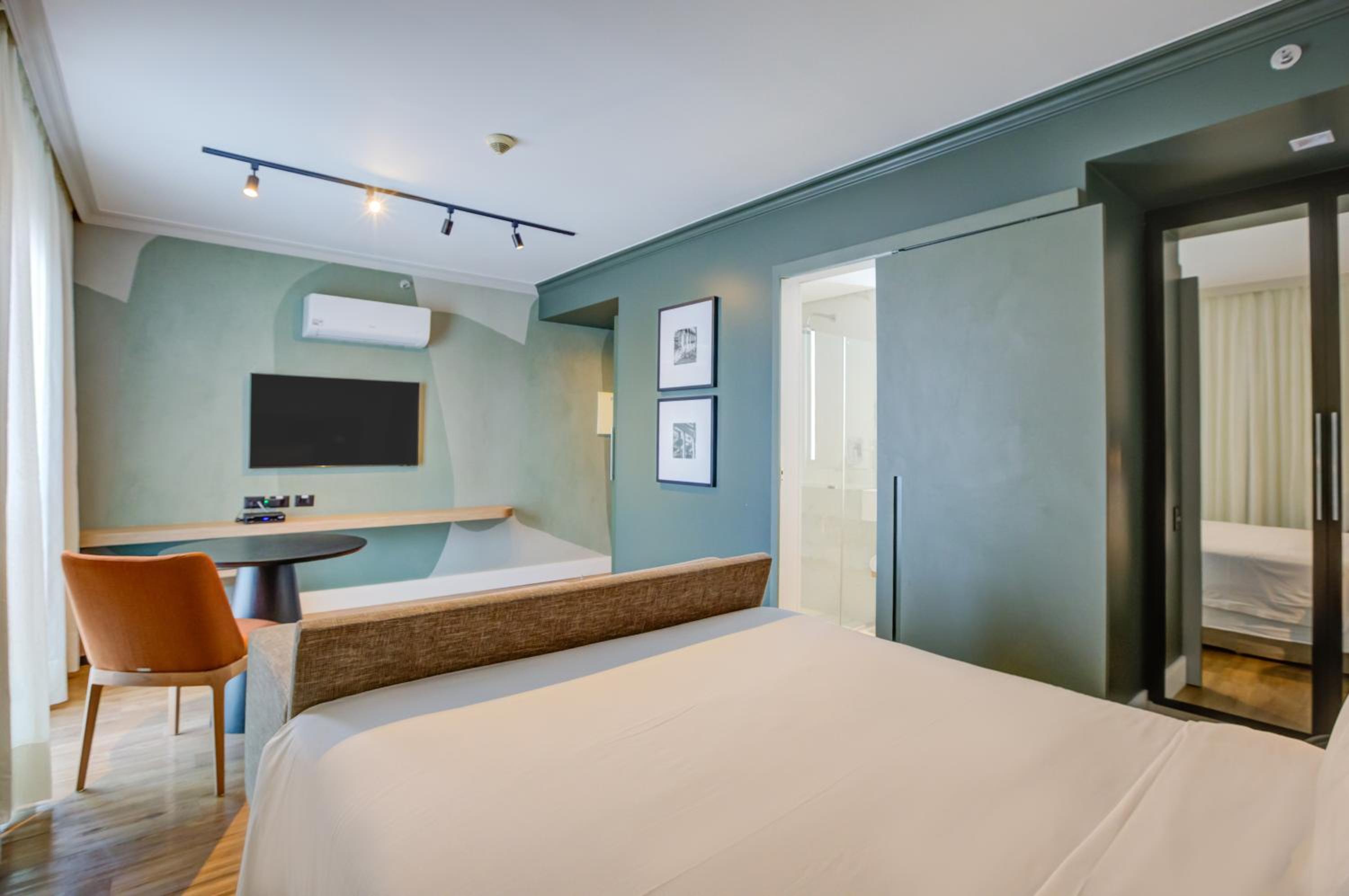 Deluxe Queen Room - Photo 3