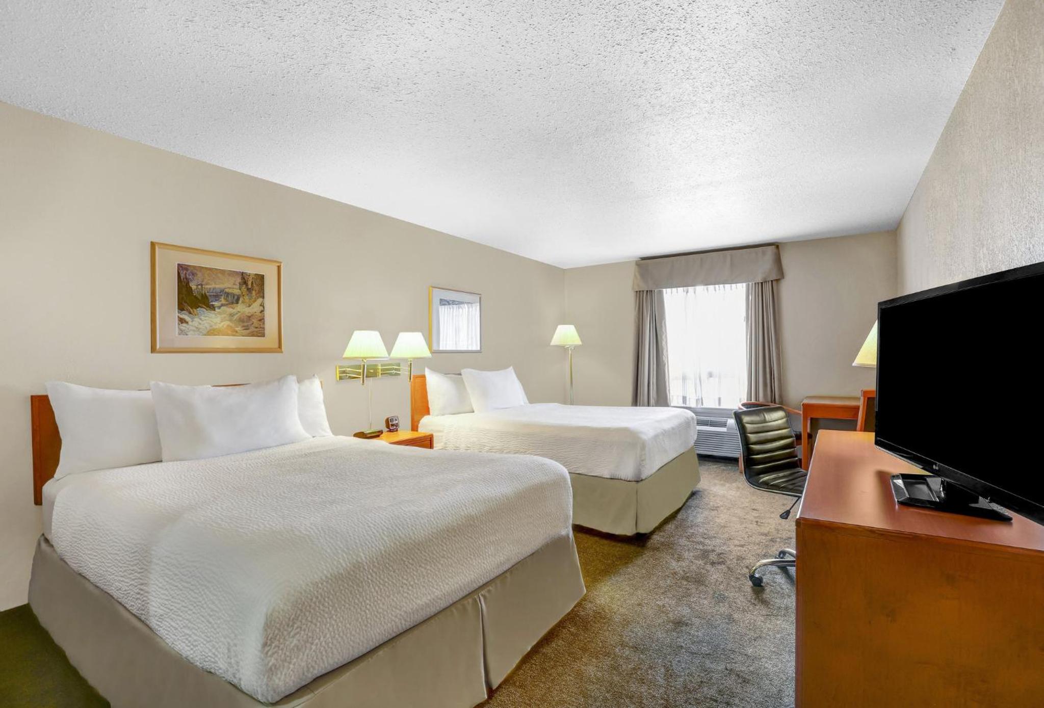 Standard Room with Two Queen Beds - Photo 2