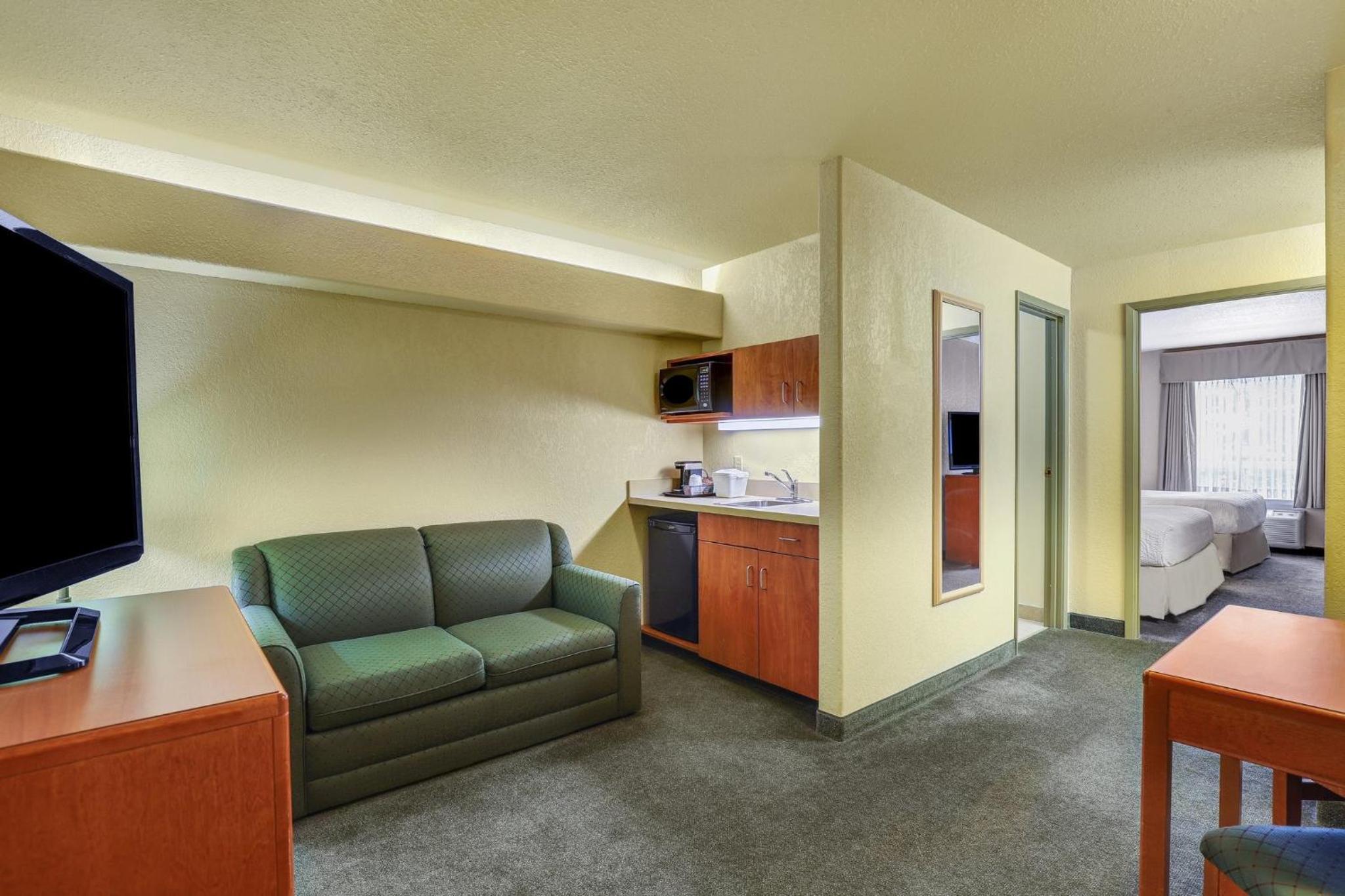 One-Bedroom Queen Suite - Photo 2