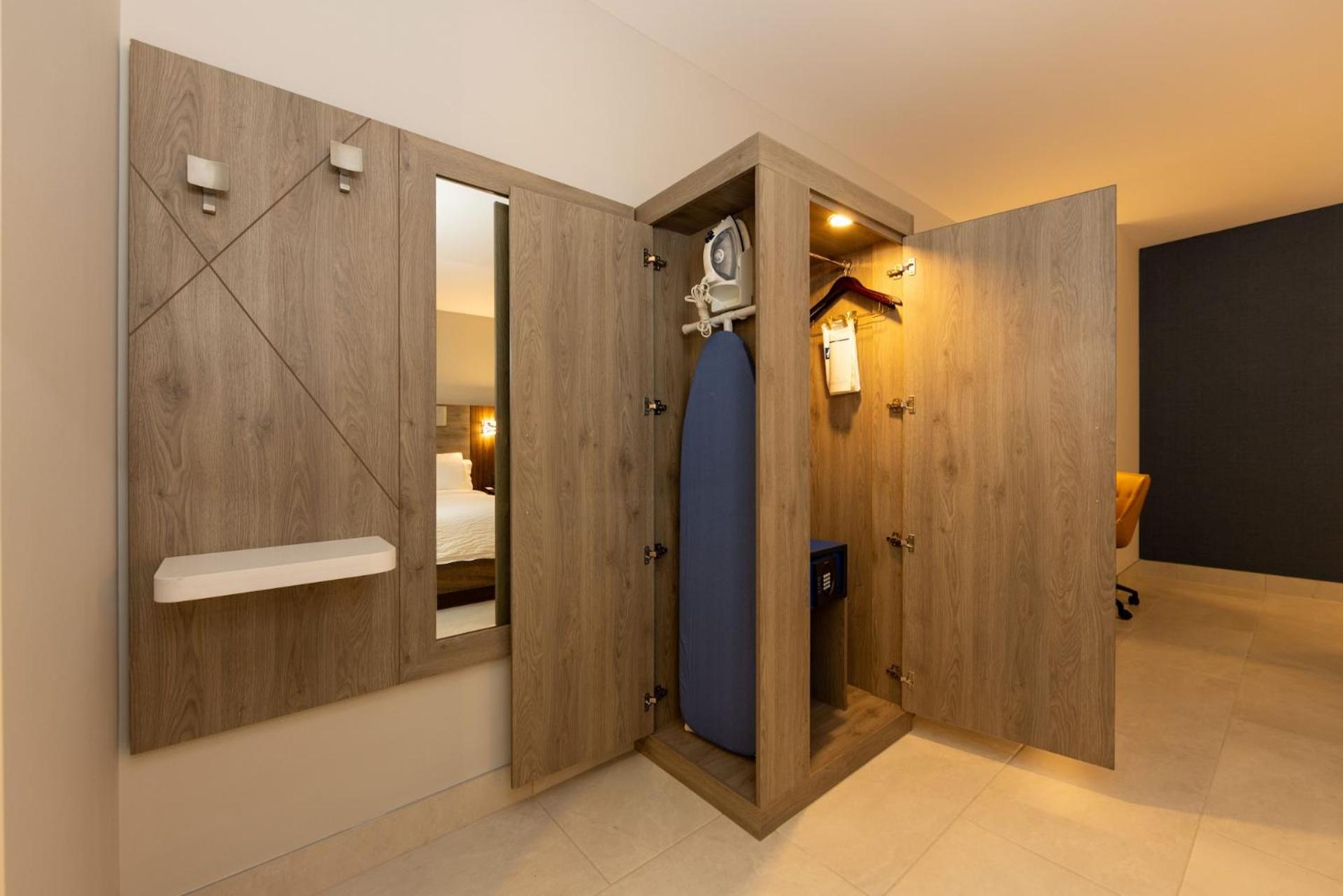 Standard King Room with Lagoon View - Photo 5