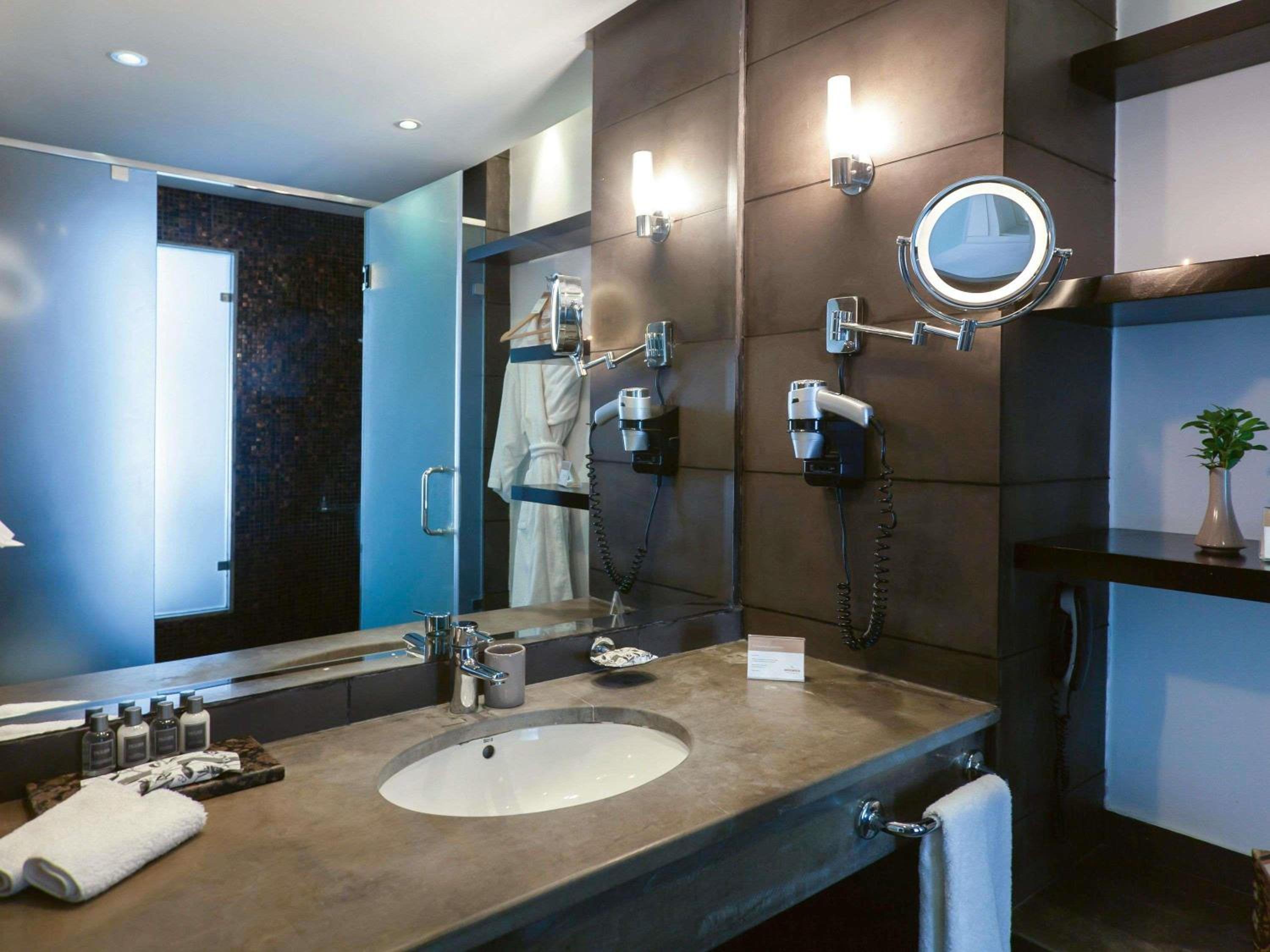 Premium King Room with Sea View - Photo 3