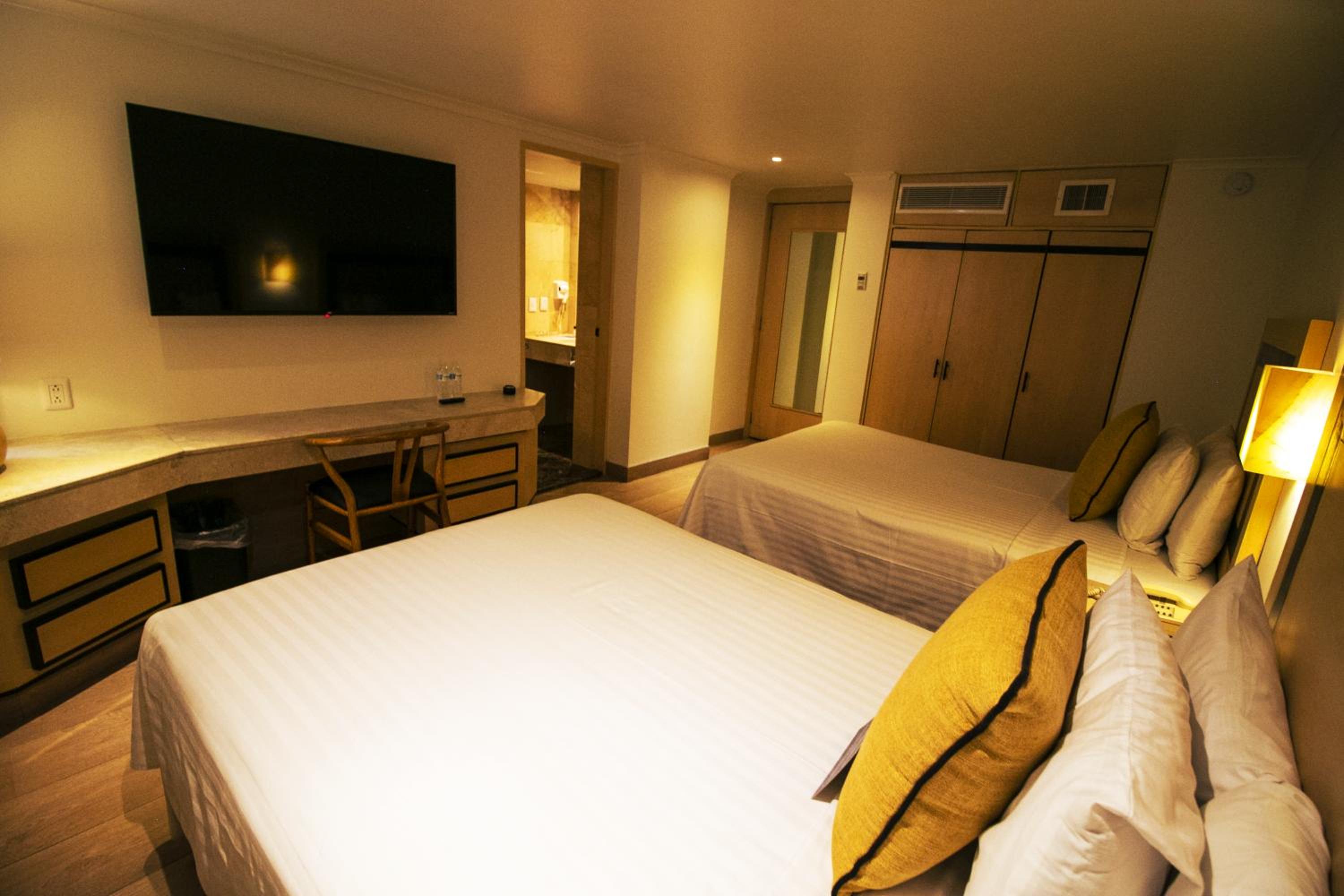 Deluxe Double Room with Two Double Beds photo 2