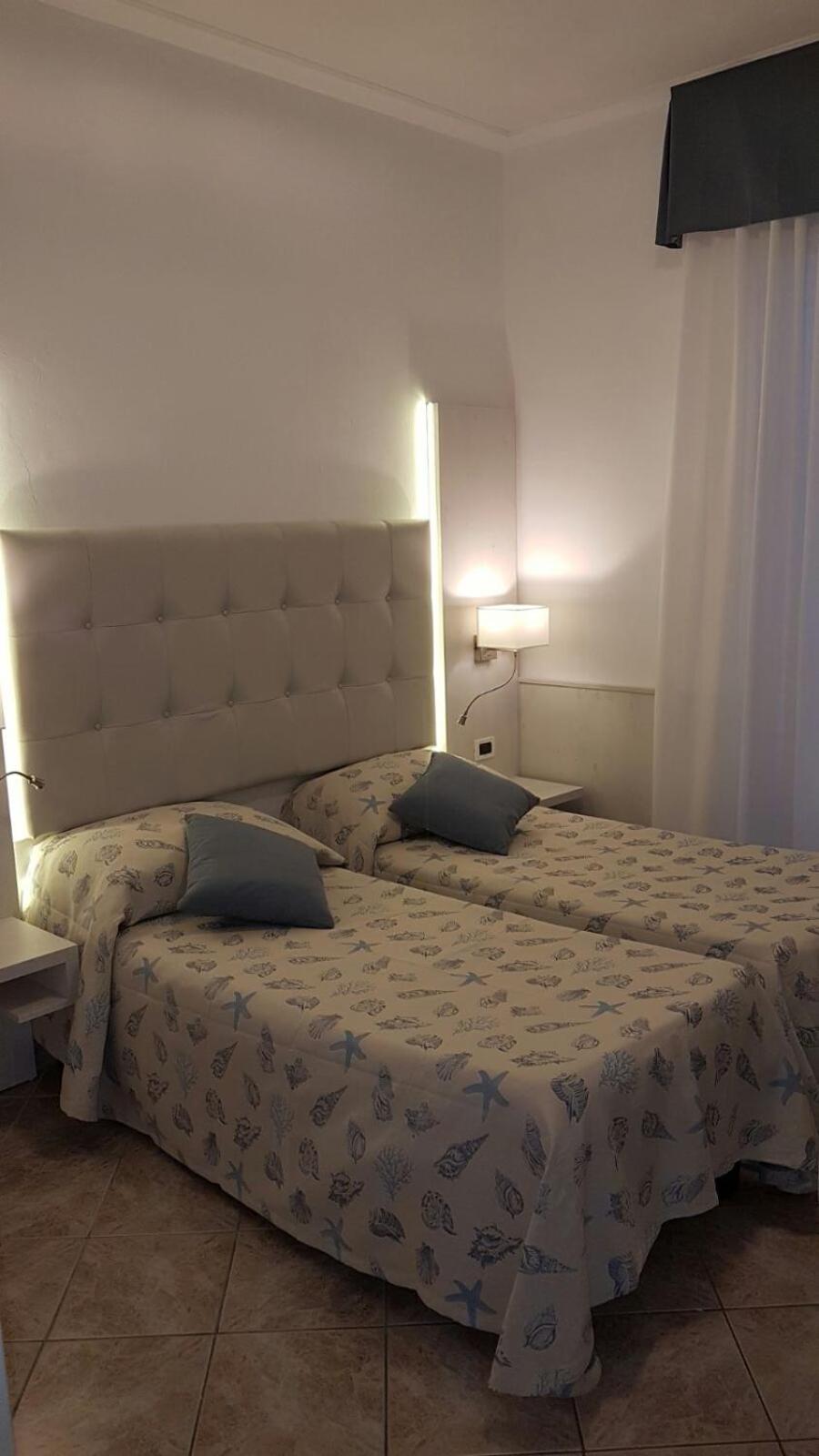 Double or Twin Room - Photo 15