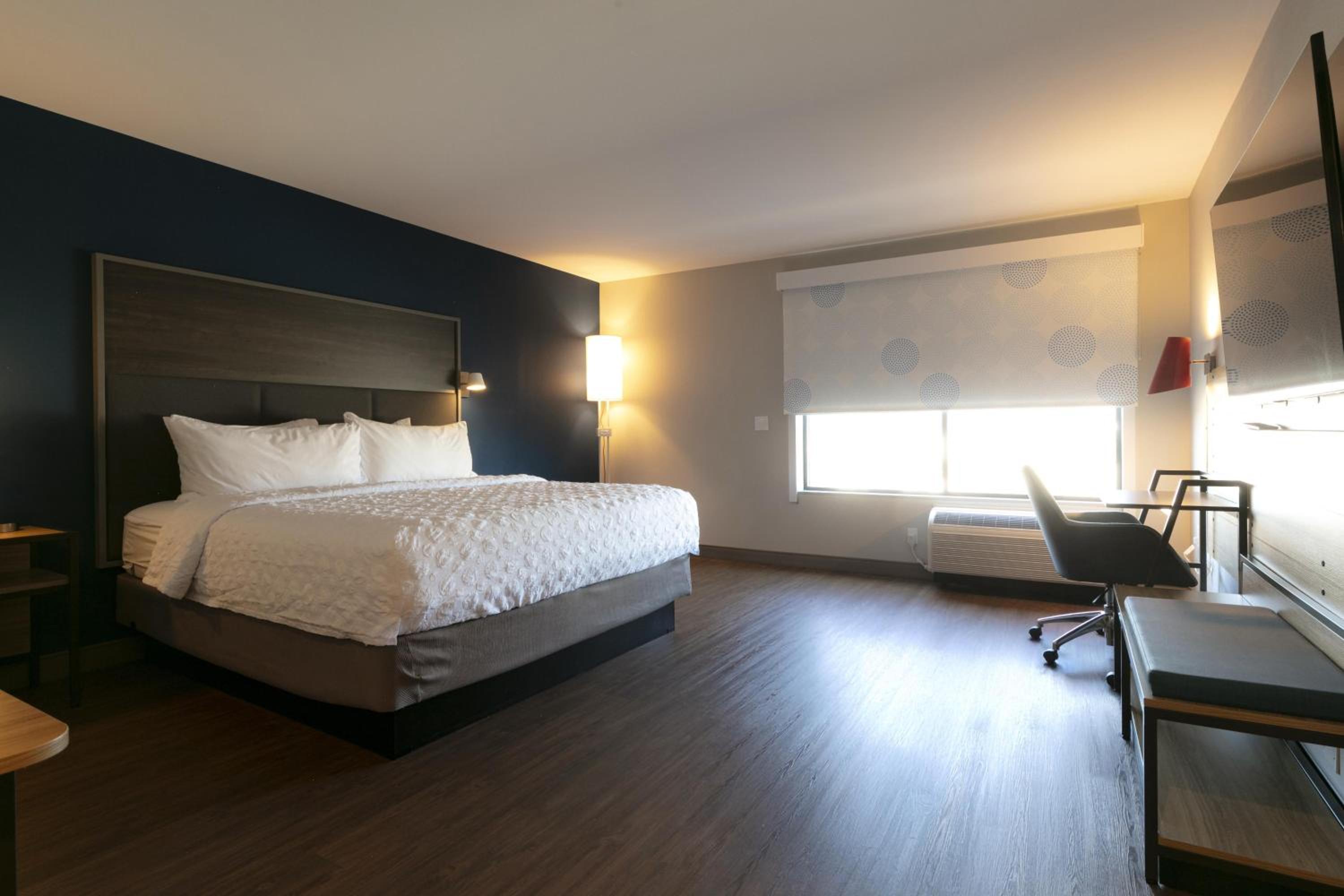 King Room with Bath Tub - Mobility Access