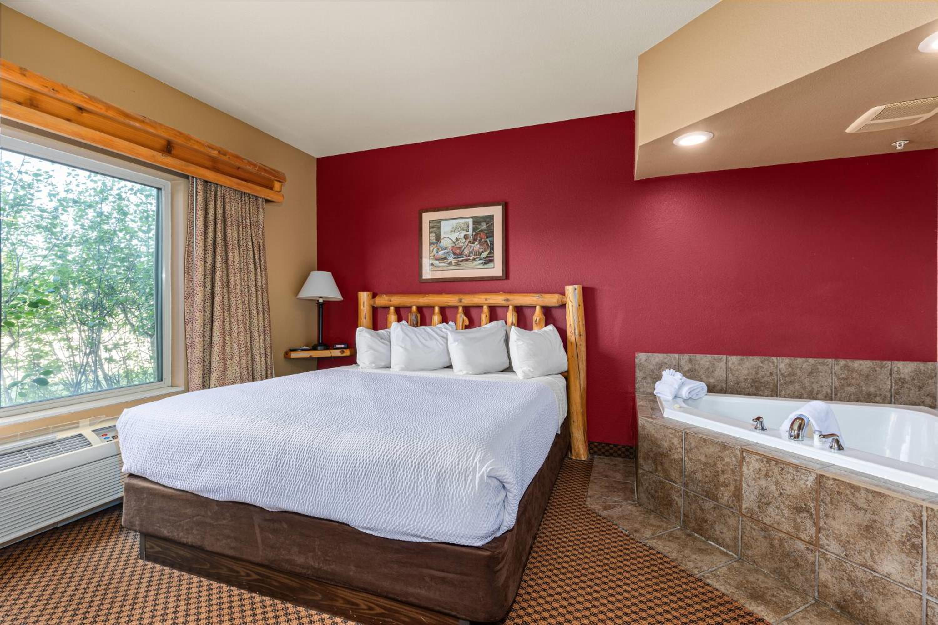 King Suite with Jetted Tub - Non-Smoking - Photo 1