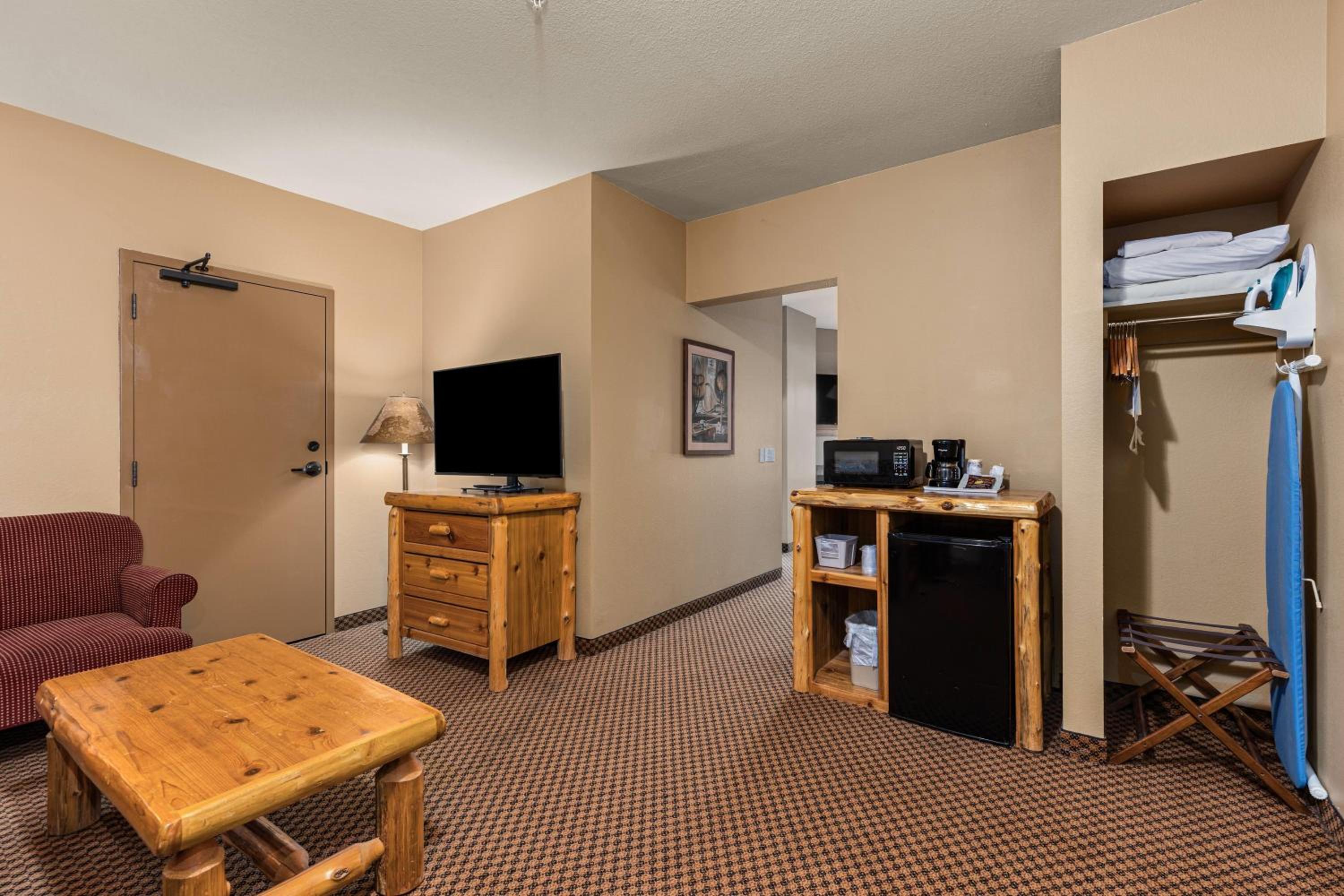 King Suite with Jetted Tub - Non-Smoking - Photo 2