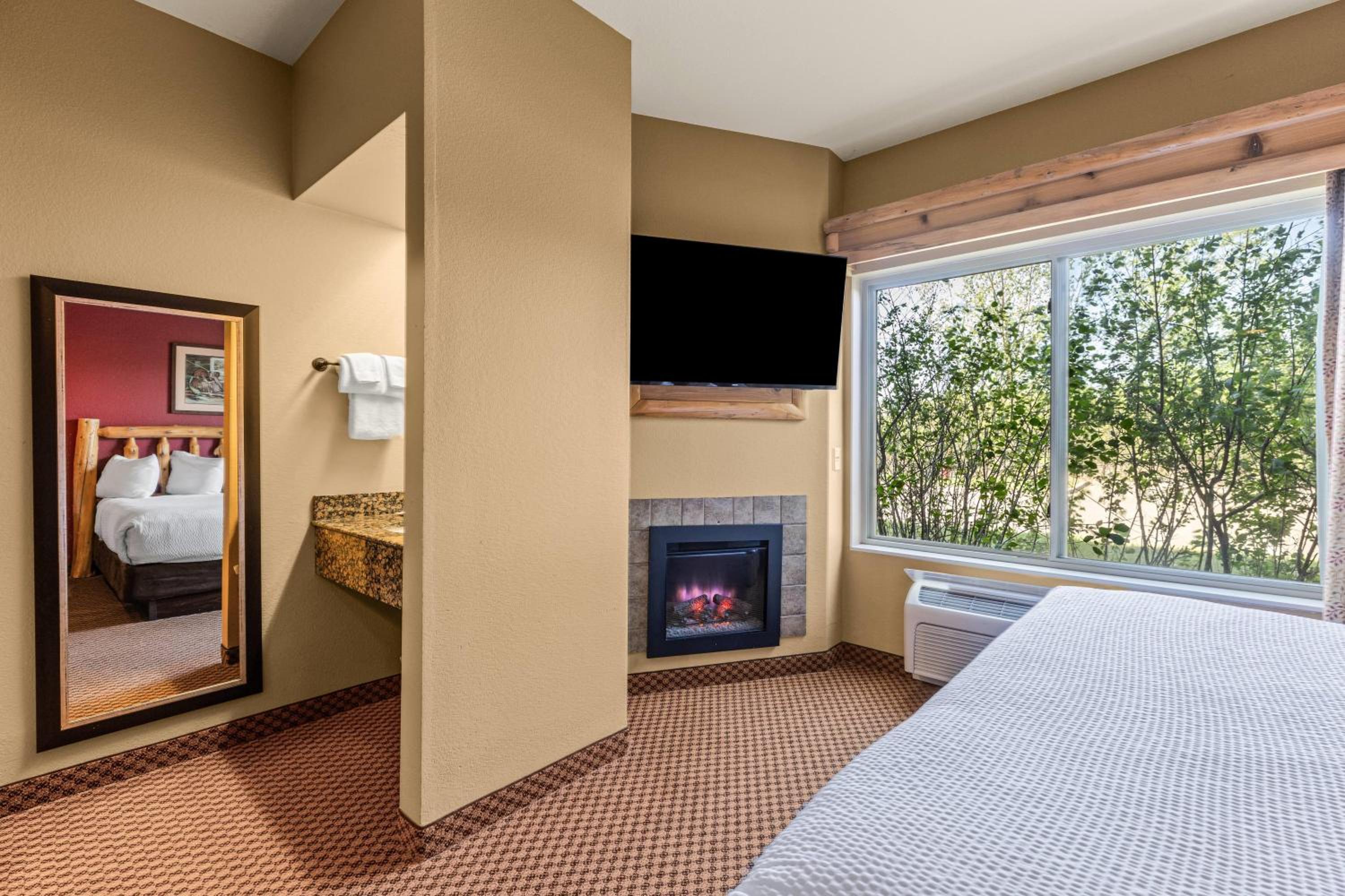 King Suite with Jetted Tub - Non-Smoking - Photo 3