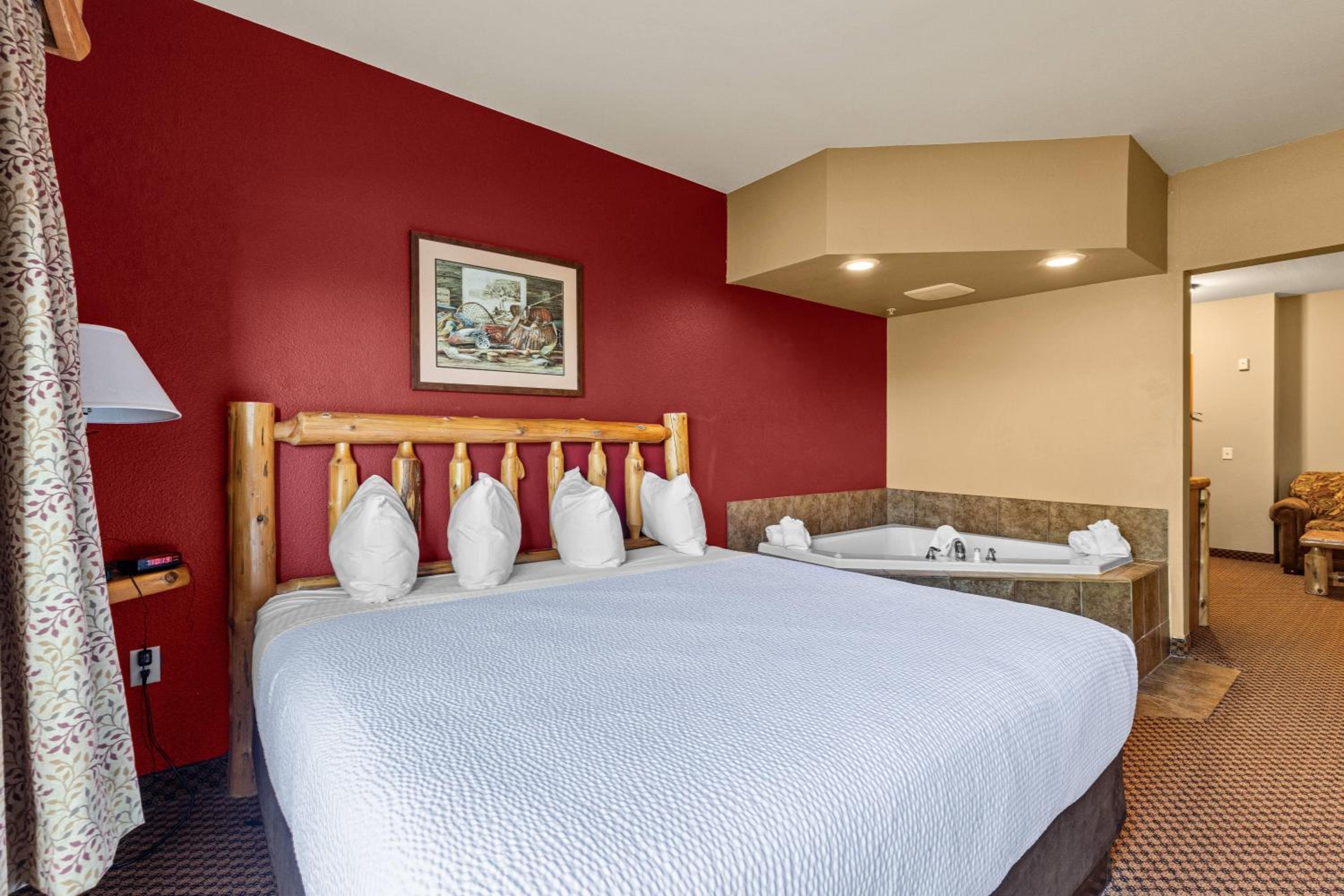 King Suite with Jetted Tub - Non-Smoking - Photo 4