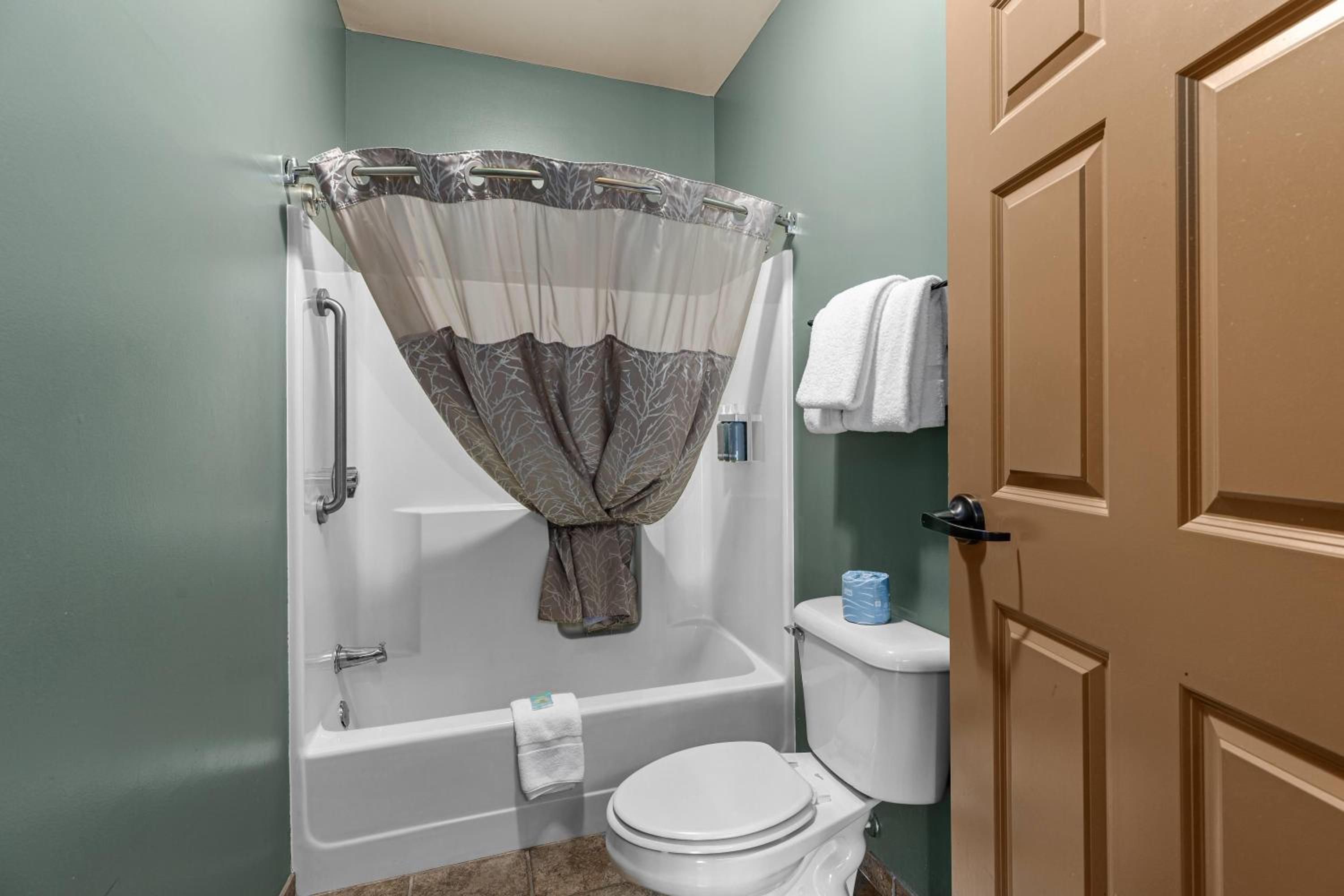 King Suite with Jetted Tub - Non-Smoking - Photo 6