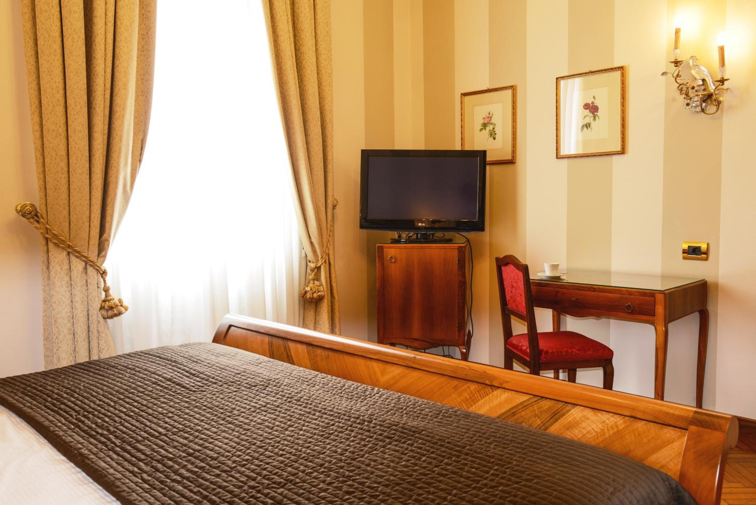 Superior Double Room with Duomo View - Photo 11