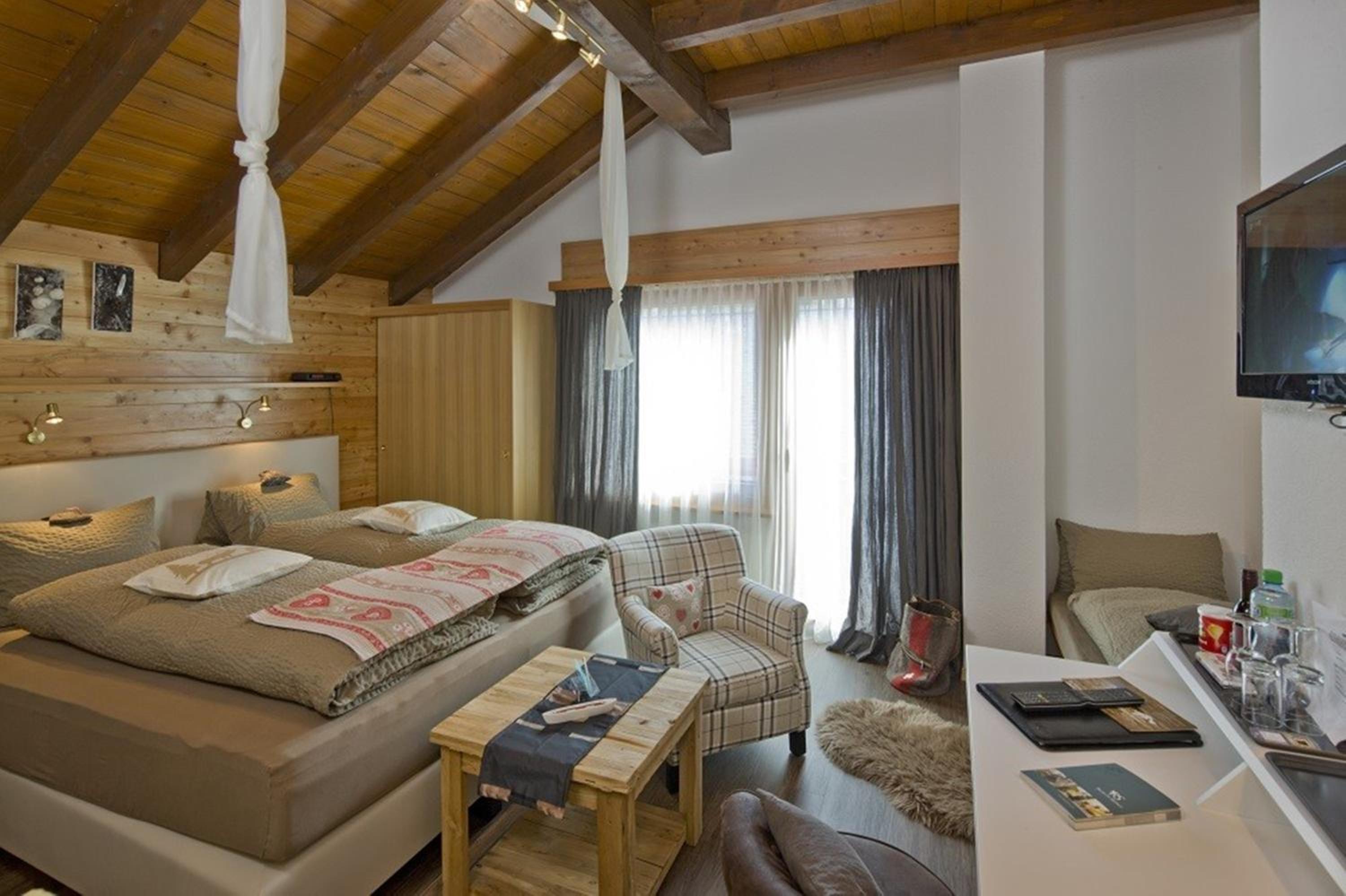 Premium Double Room with Balcony and Mountain View photo 2