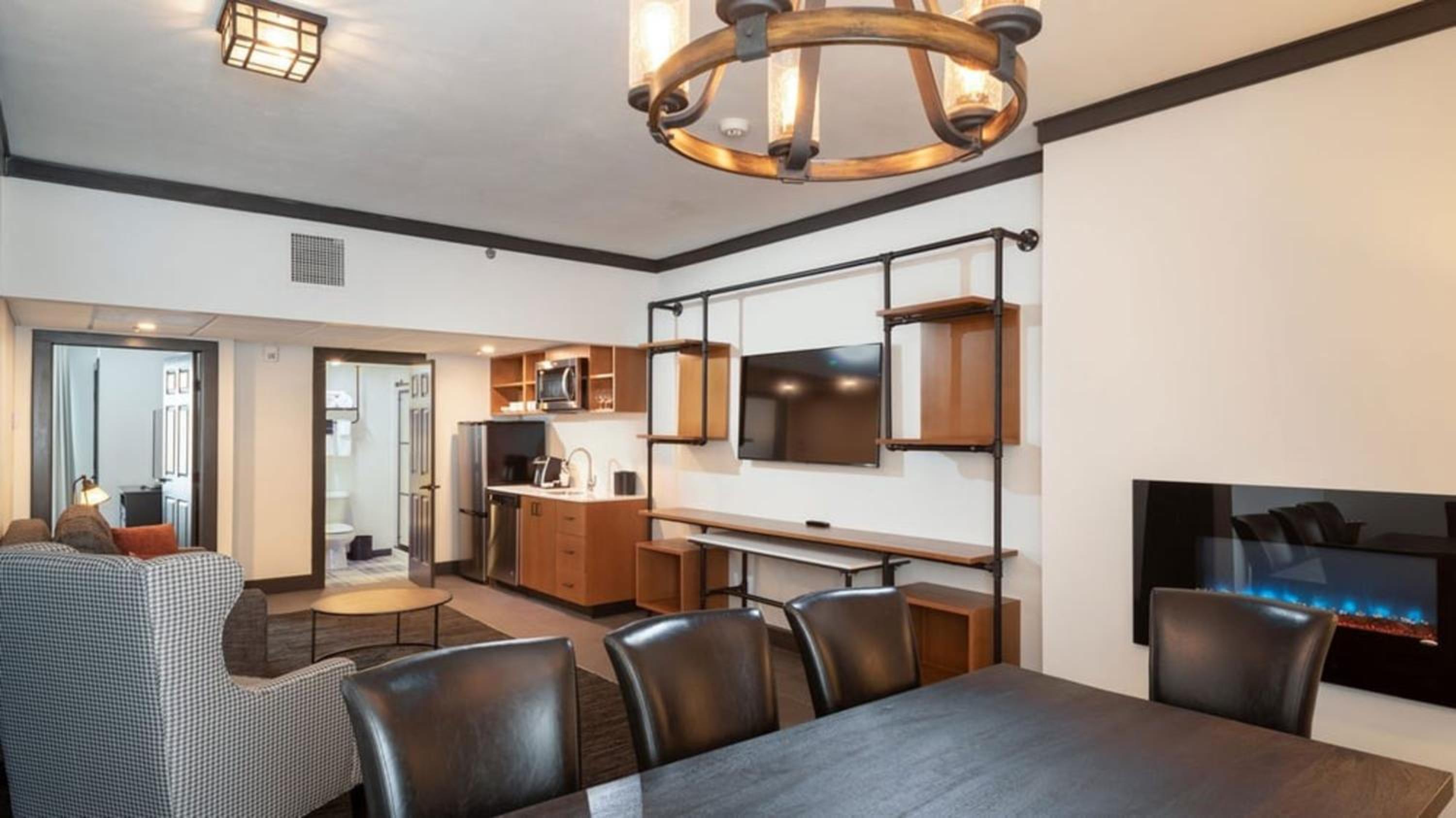 Executive Suite - Photo 2