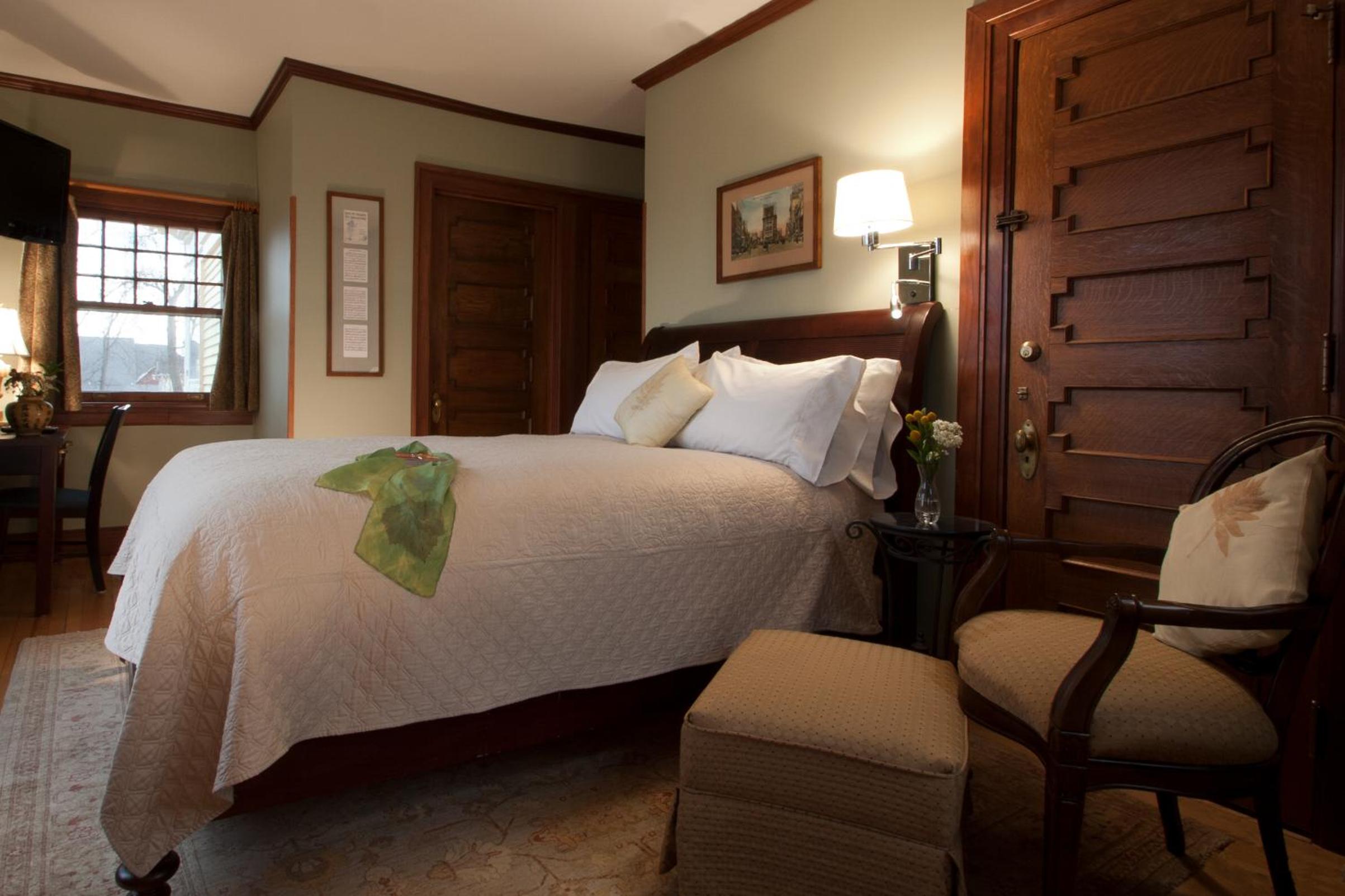 Deluxe Queen Room