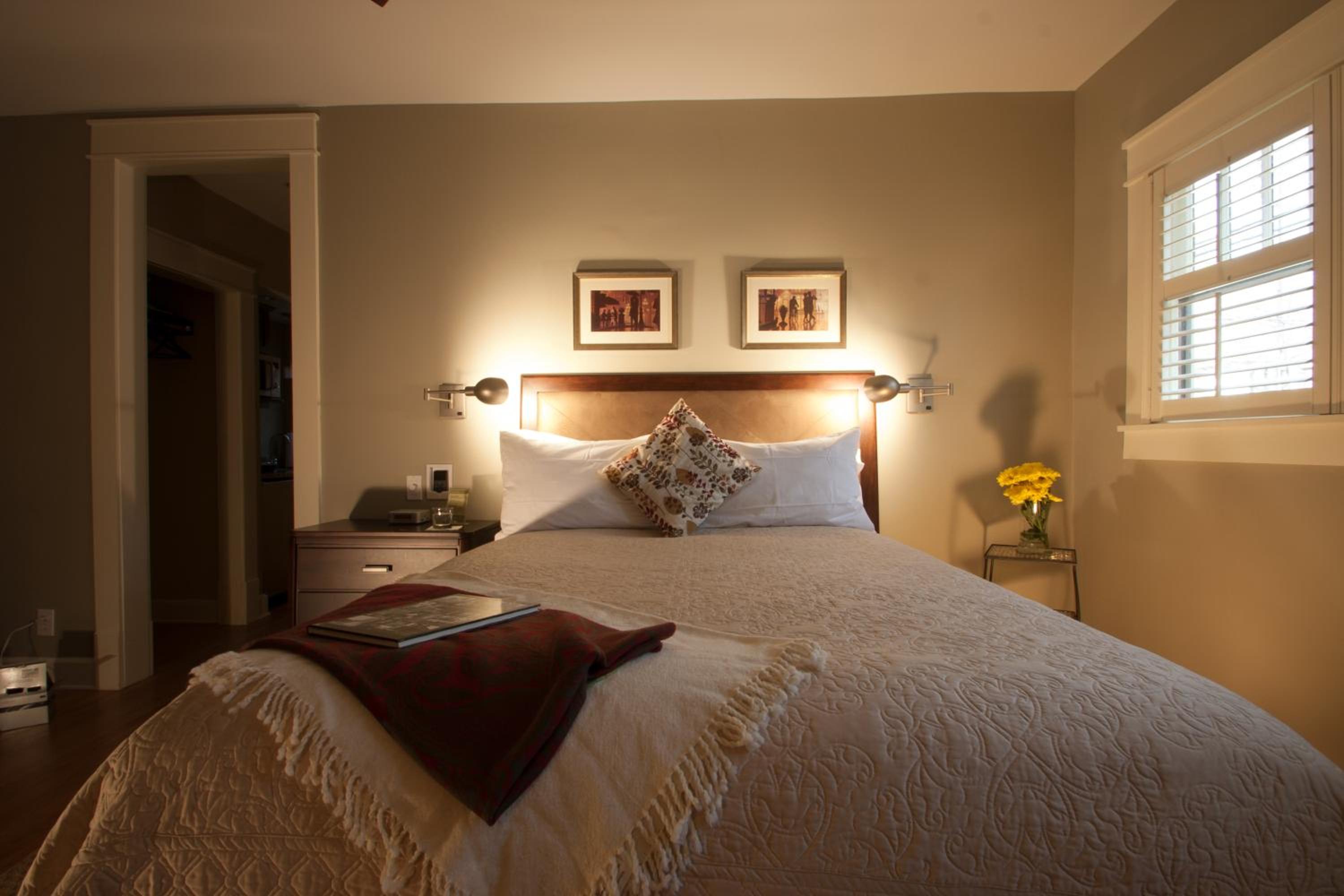 Deluxe Queen Room