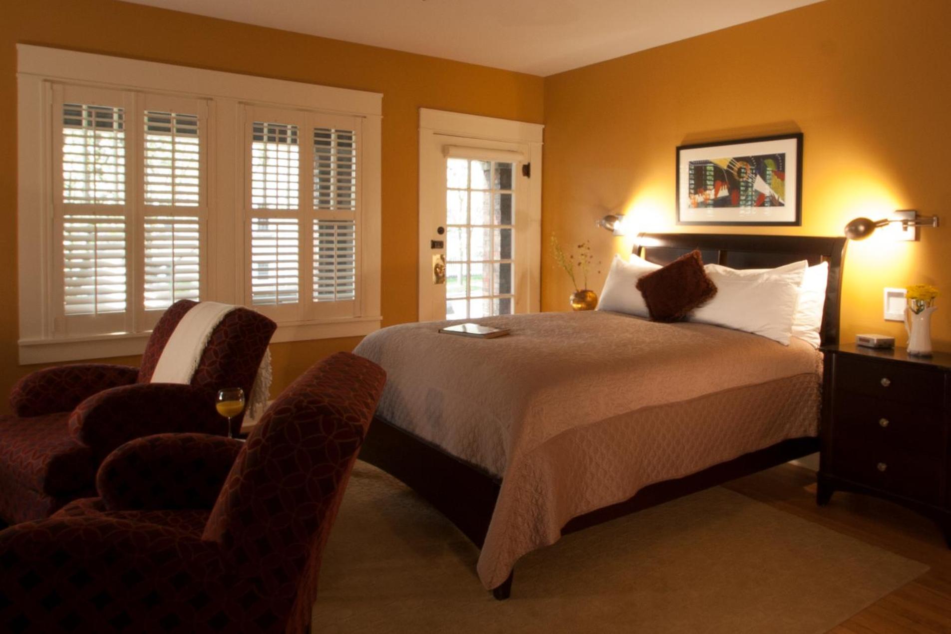 Deluxe Queen Room