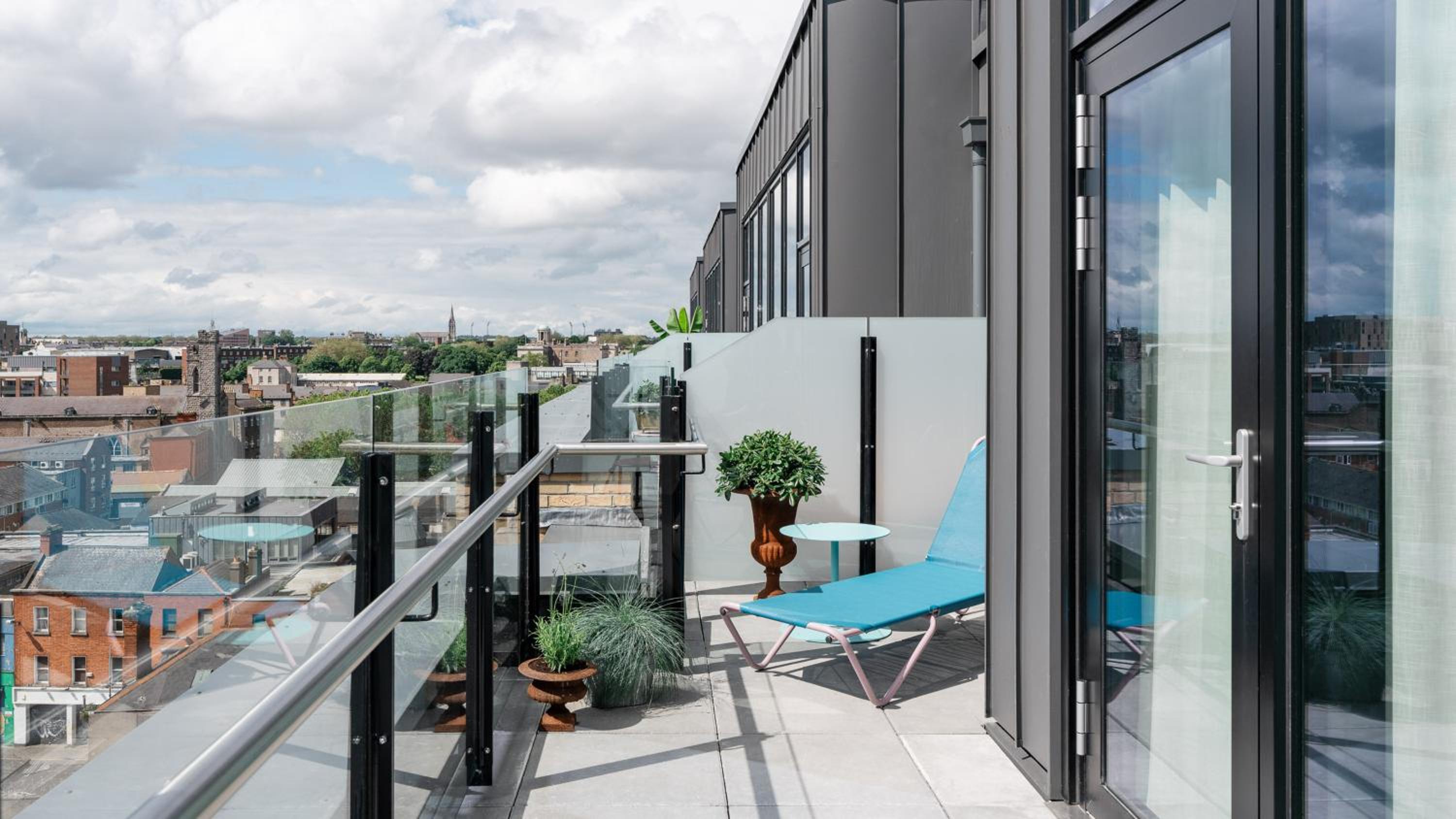 Wow Room with Balcony thumbnail 6