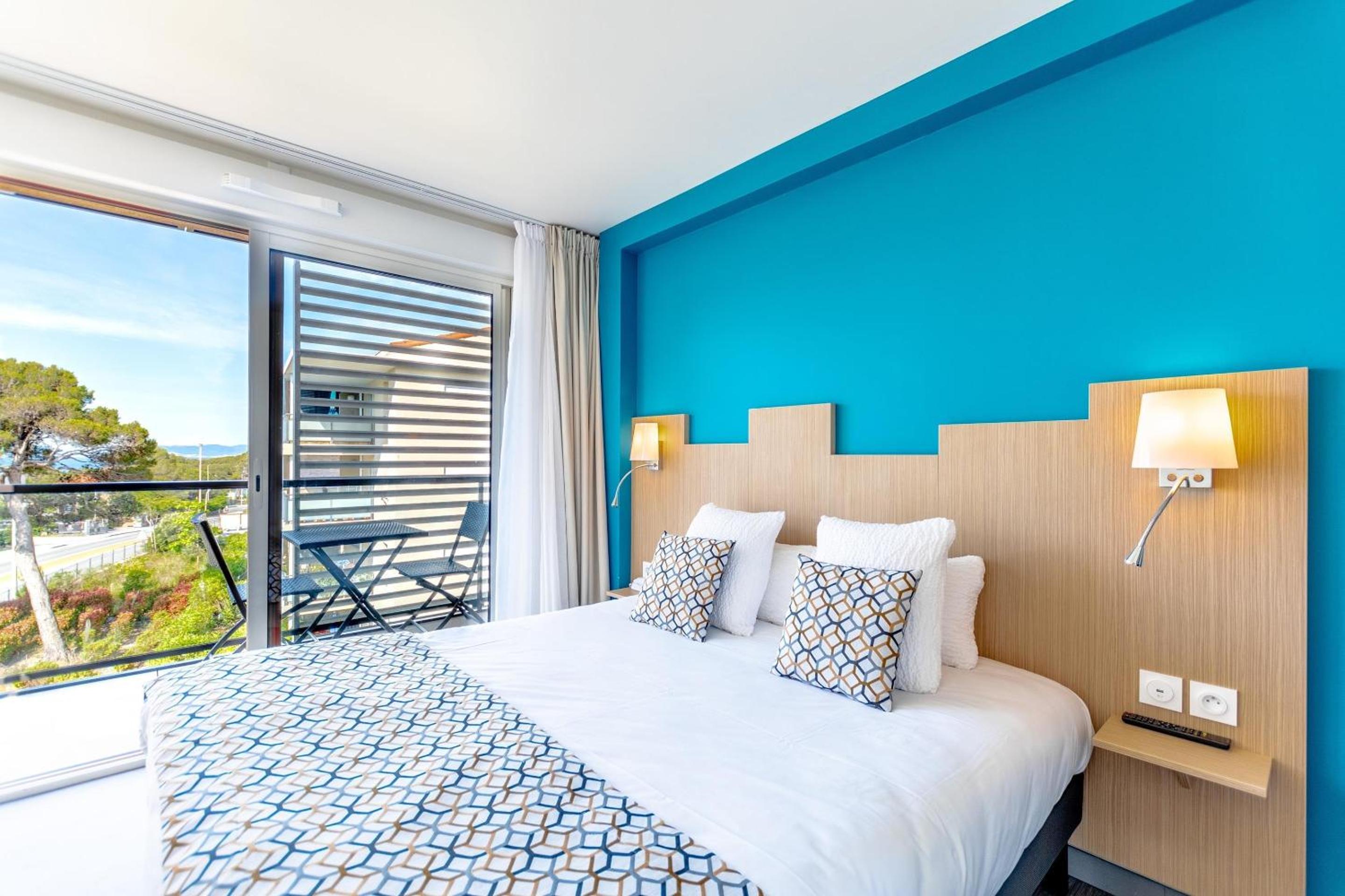 Superior Queen Room with Balcony - Higher Floor/Non-Smoking - Photo 1